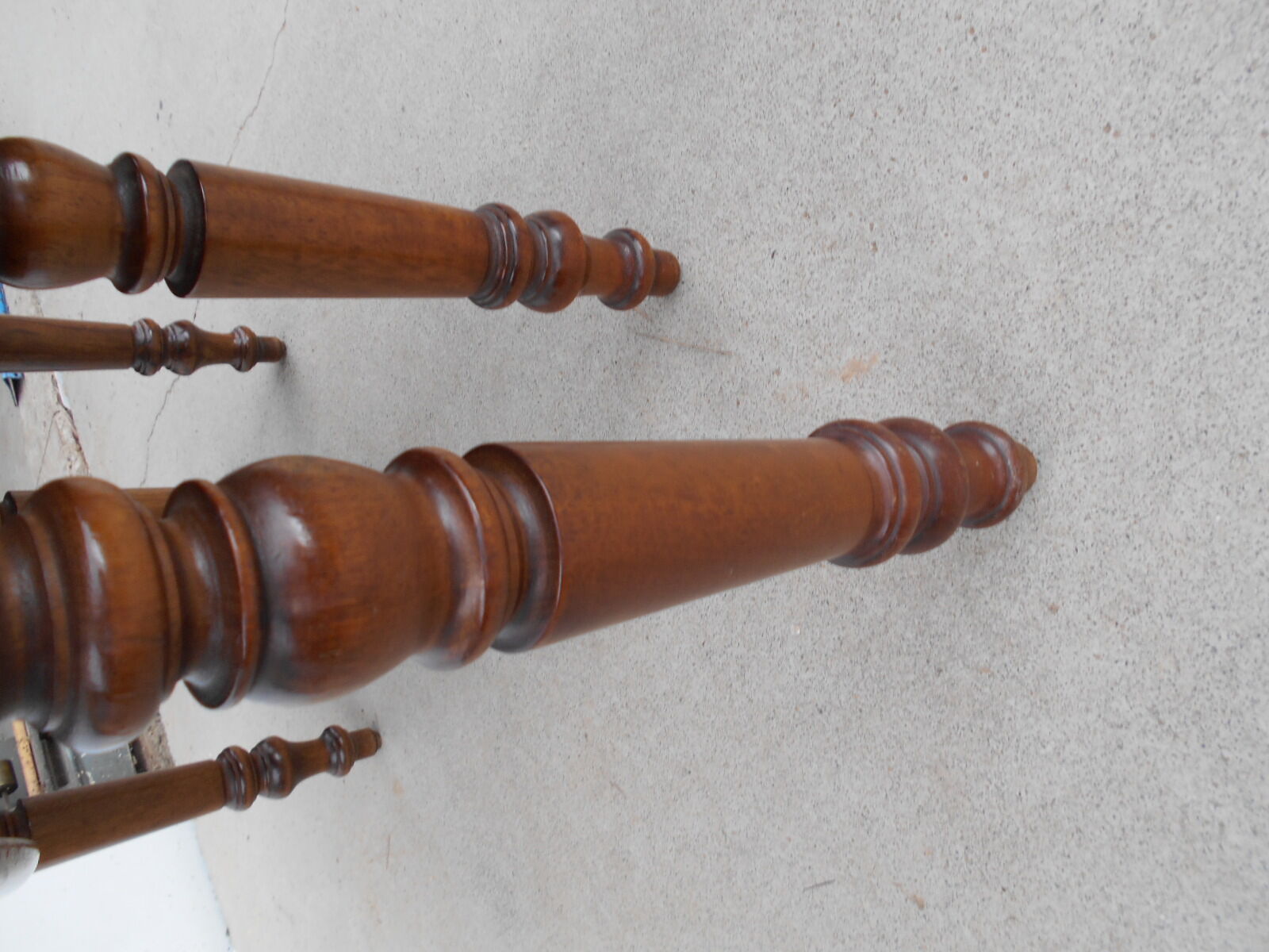 Table 6 legs, solid wood with 4 extensions