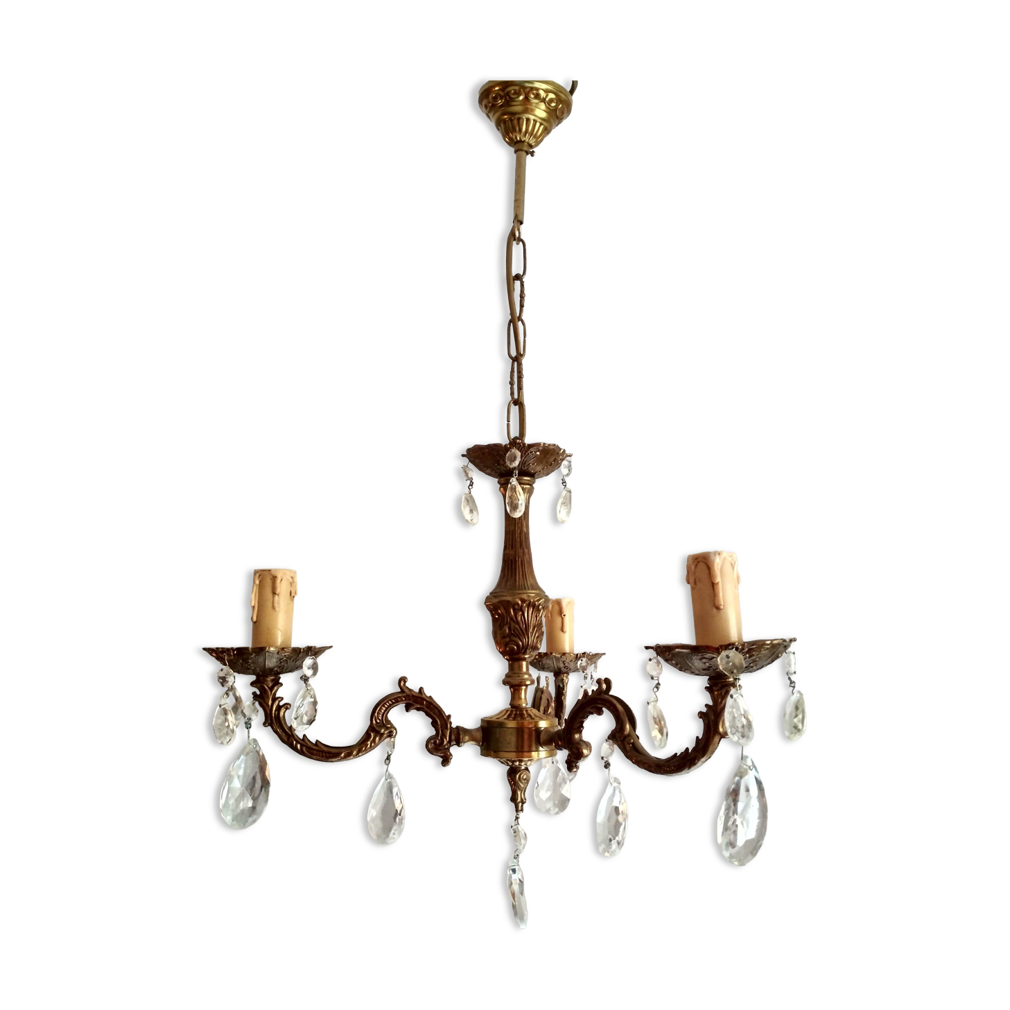 Lustre en bronze style louis XV, 3 feux fausses bougies, pampilles de cristal