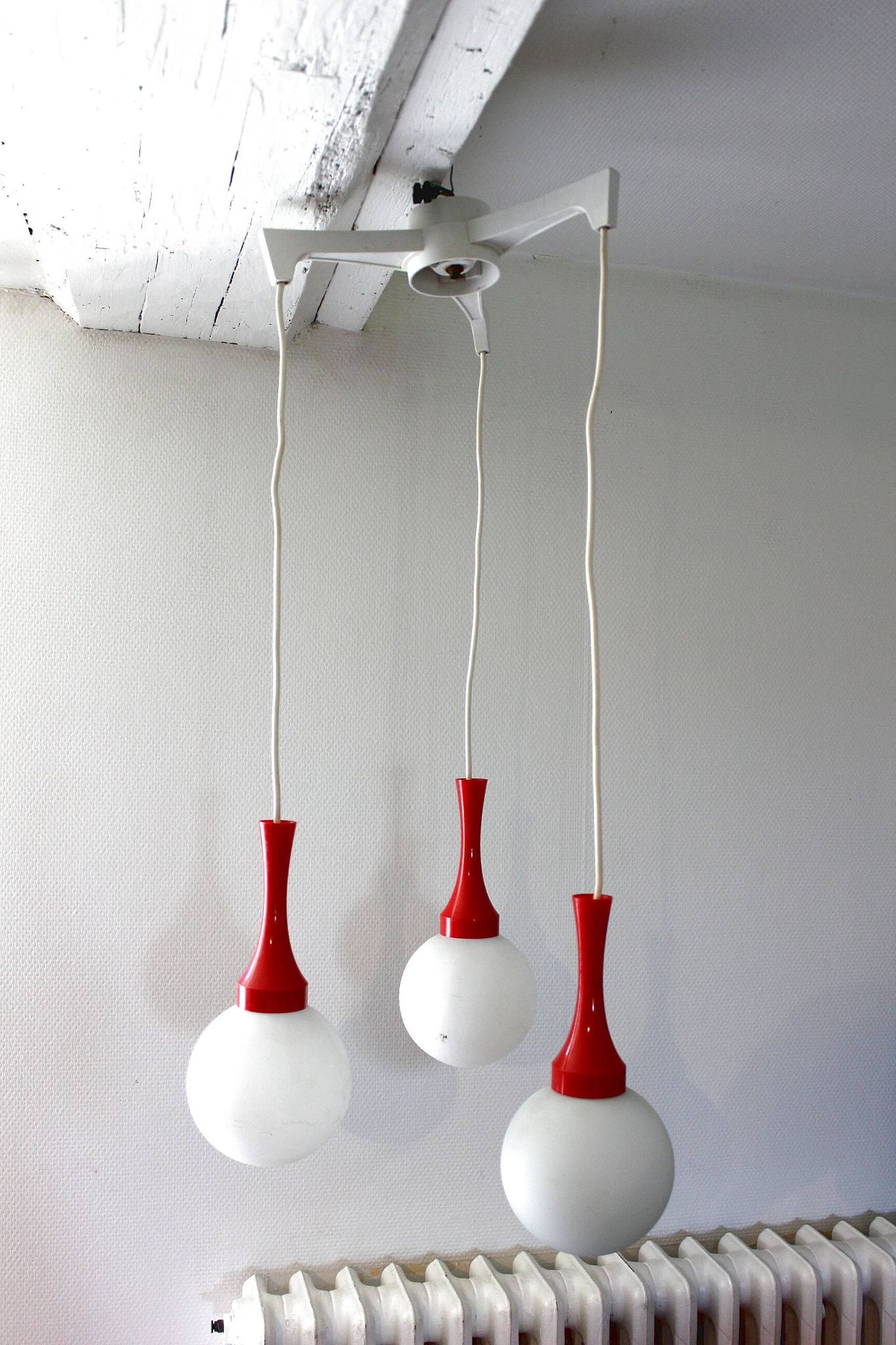 Plafonnier cascade suspension vintage space age boule opaline année 70 par