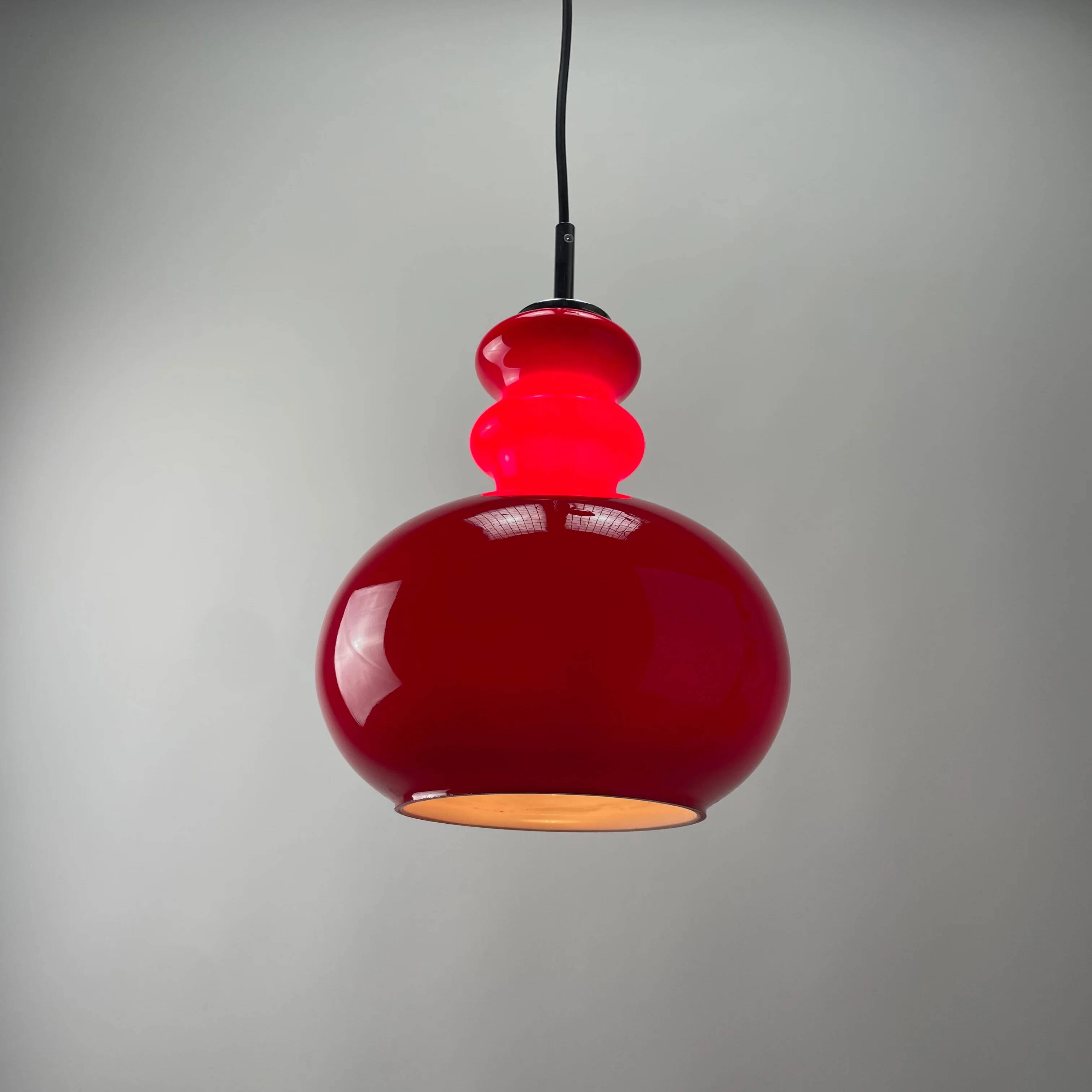 Suspension en verre rouge par Peill et Putzler, 1960