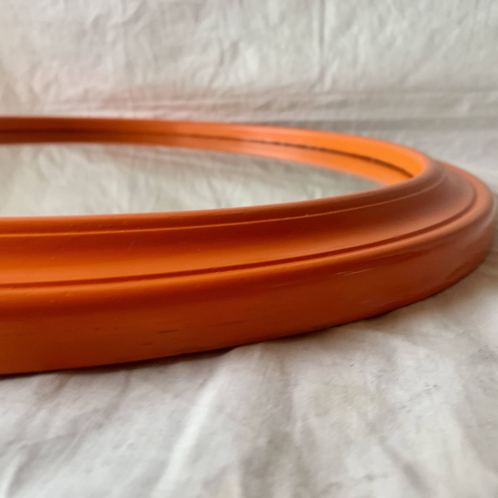 Vintage round wall mirror in orange painted wood - diameter: 48 cm