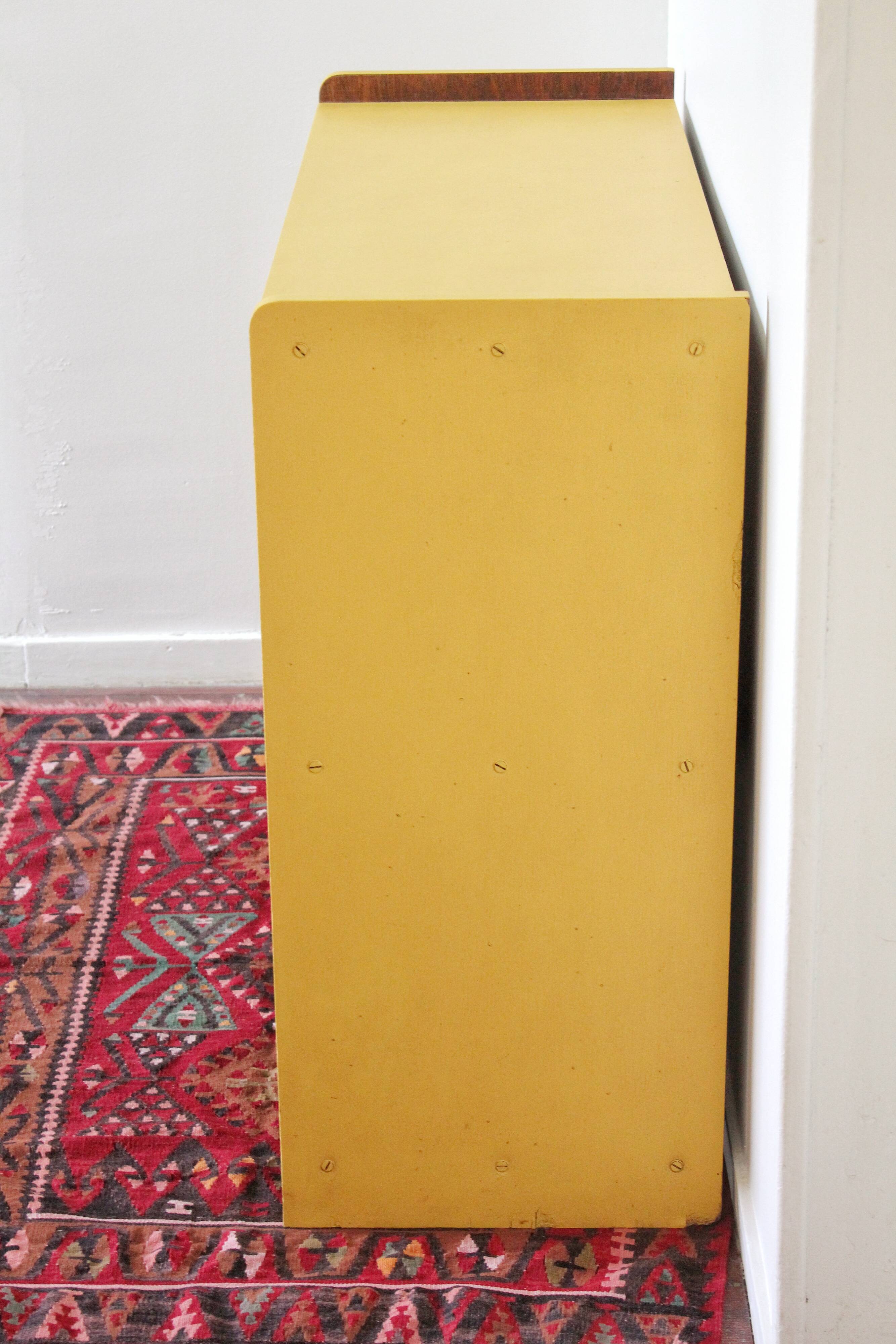 Vintage young mustard showcase