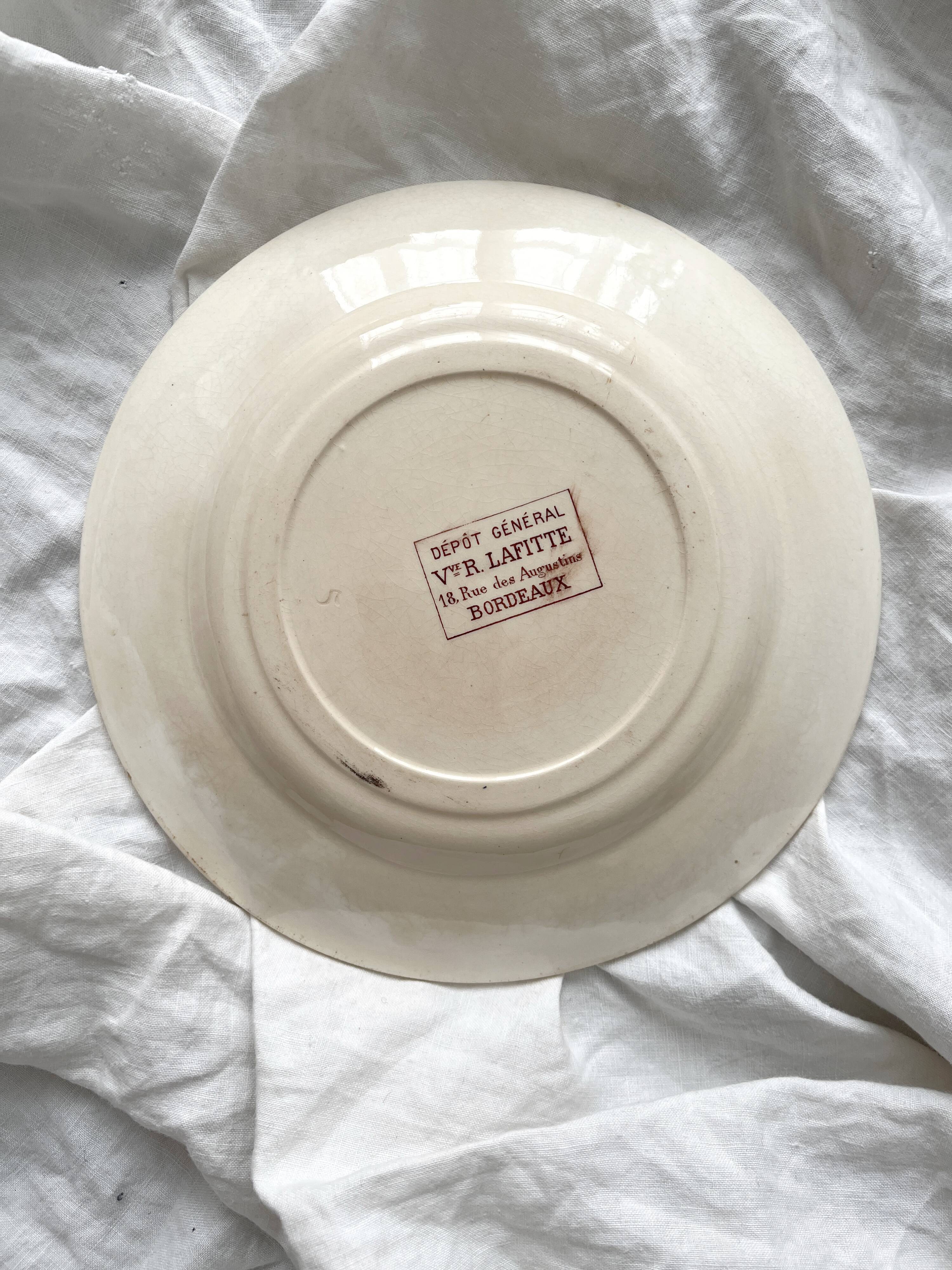 Assiette à dessert en terre de fer "Trémières" faïencerie de Salins