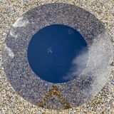 Adjustable round table in steel and glass