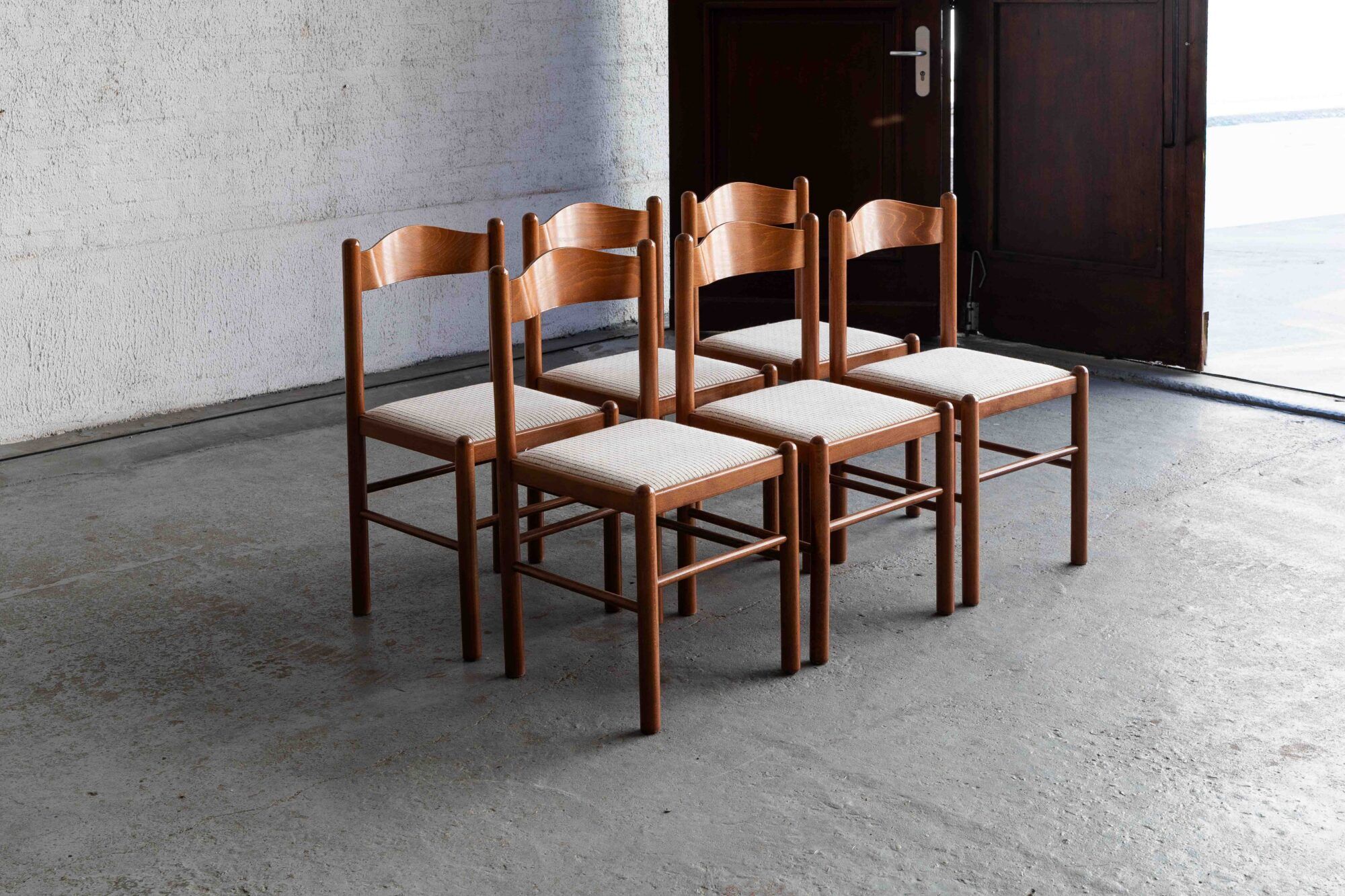 Ensemble de 6 chaises de salle à manger dans le style de Vico Magistretti.