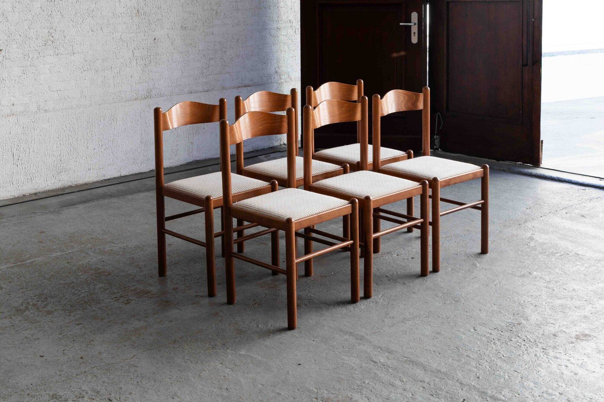 Ensemble de 6 chaises de salle à manger dans le style de Vico Magistretti.