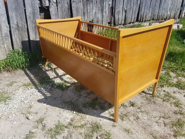 Lit scandinave enfant bois pieds compas avec rotin courbé vintage