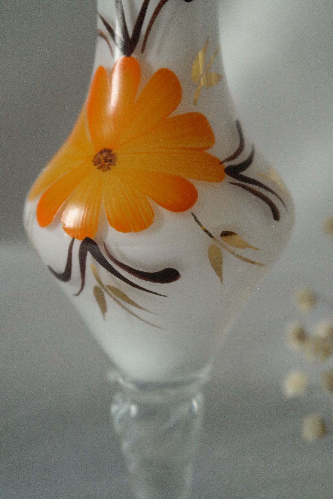Soliflore en opaline blanche fleuri vintage