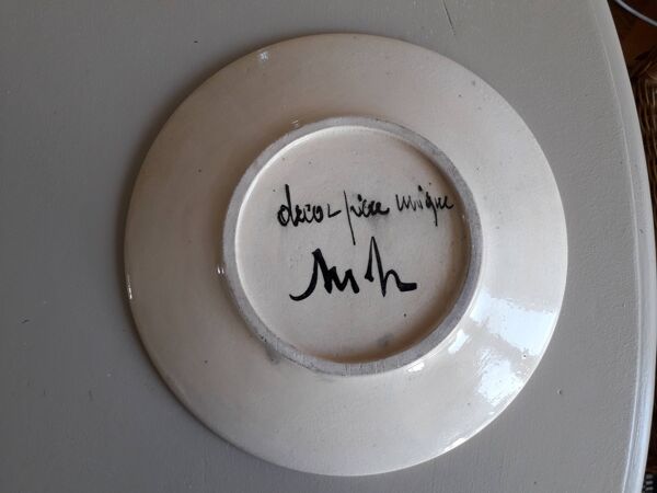 Assiette décorative vintage avec un décor géométrique