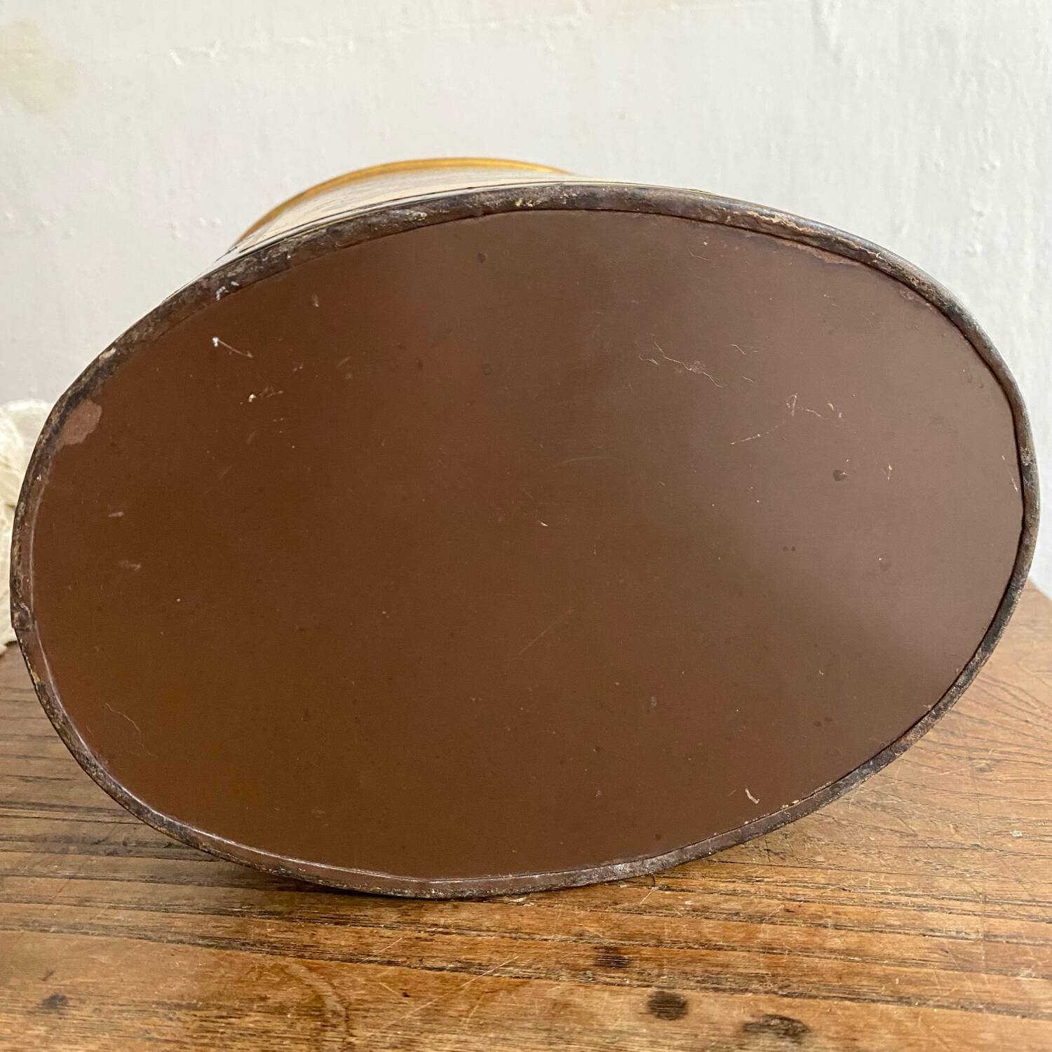 Metal wastebasket with bird decoration