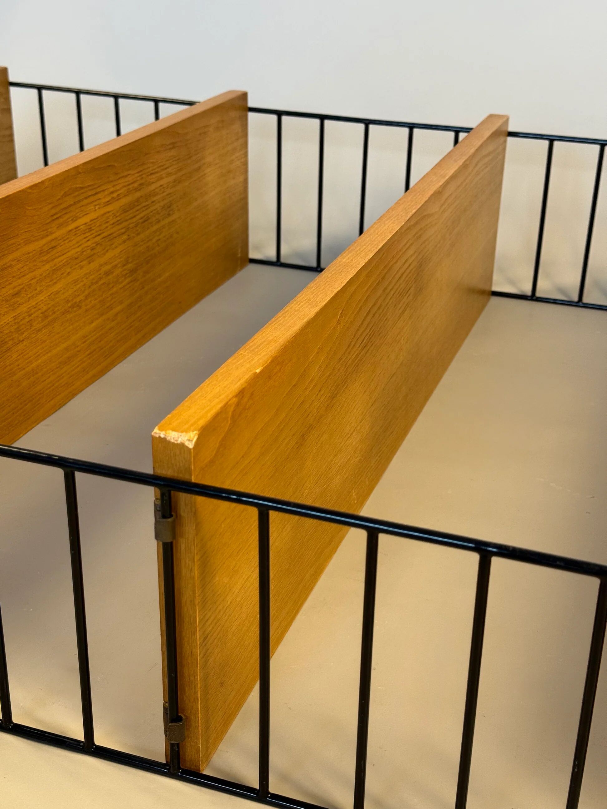 Floating wall shelf in oak veneer and black metal, 1960s.