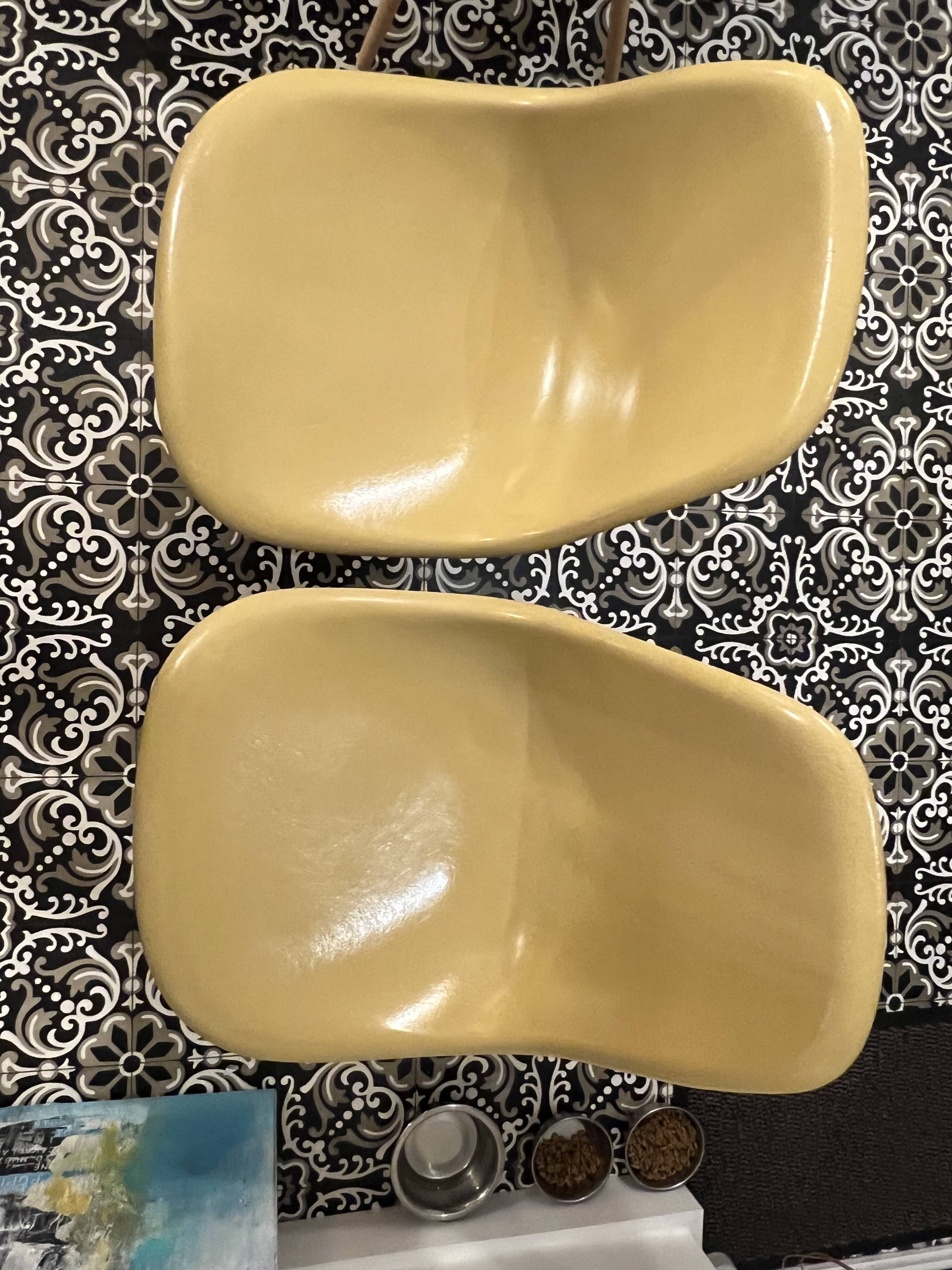 Lot of 2 DSW chairs in yellow fibre with oak dowel, light oak, Eames, Herman Miller.