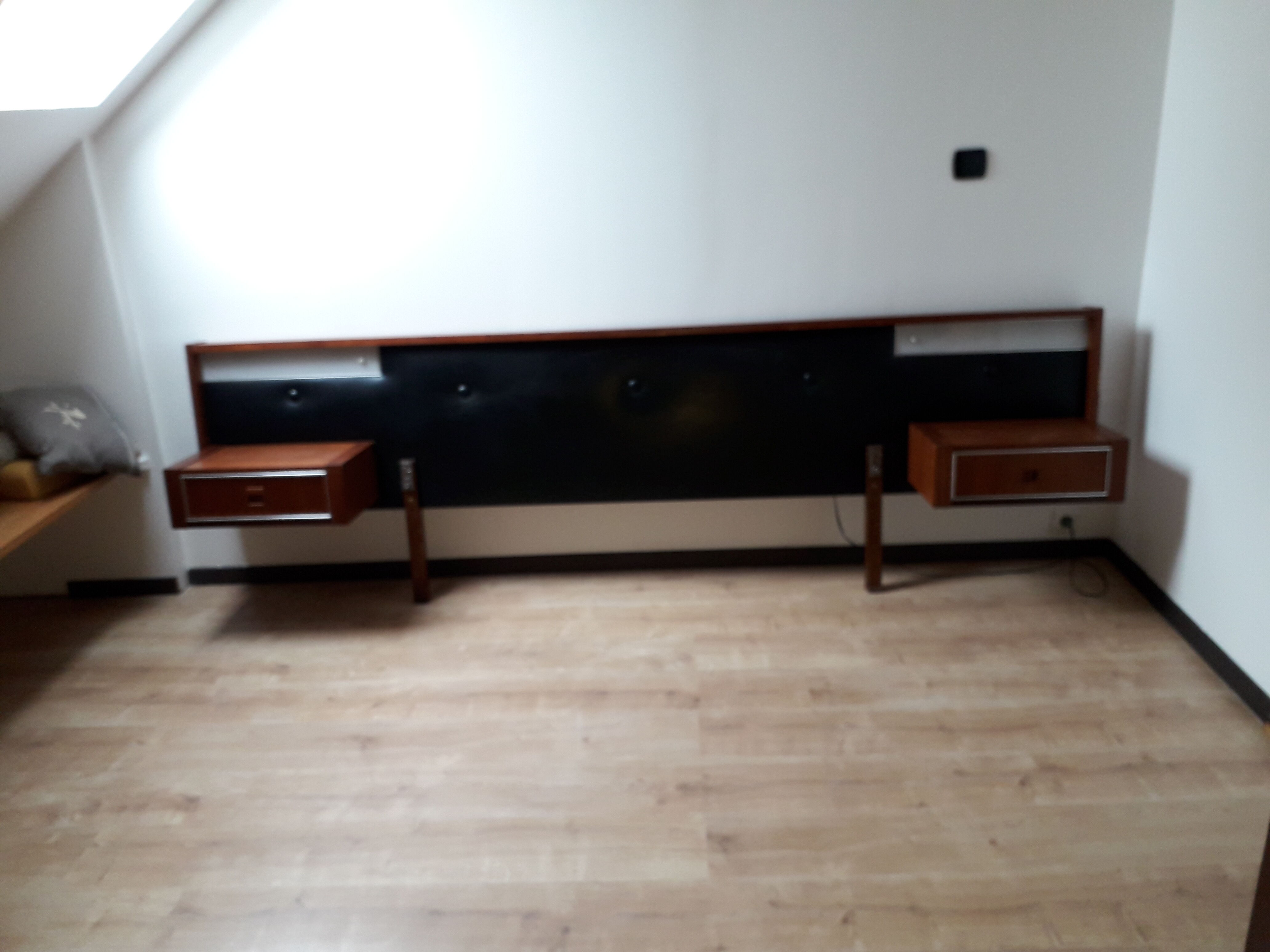 Bedhead with built-in appliques