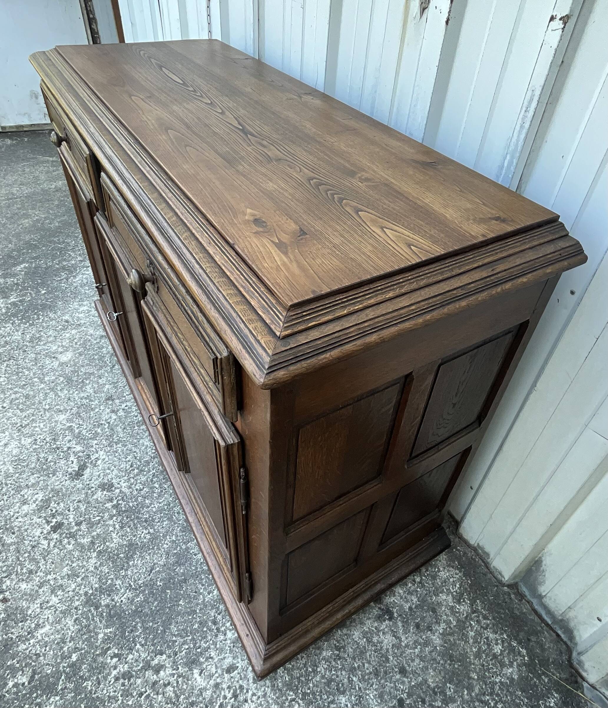 Country-style sideboard in solid oak – 18th century