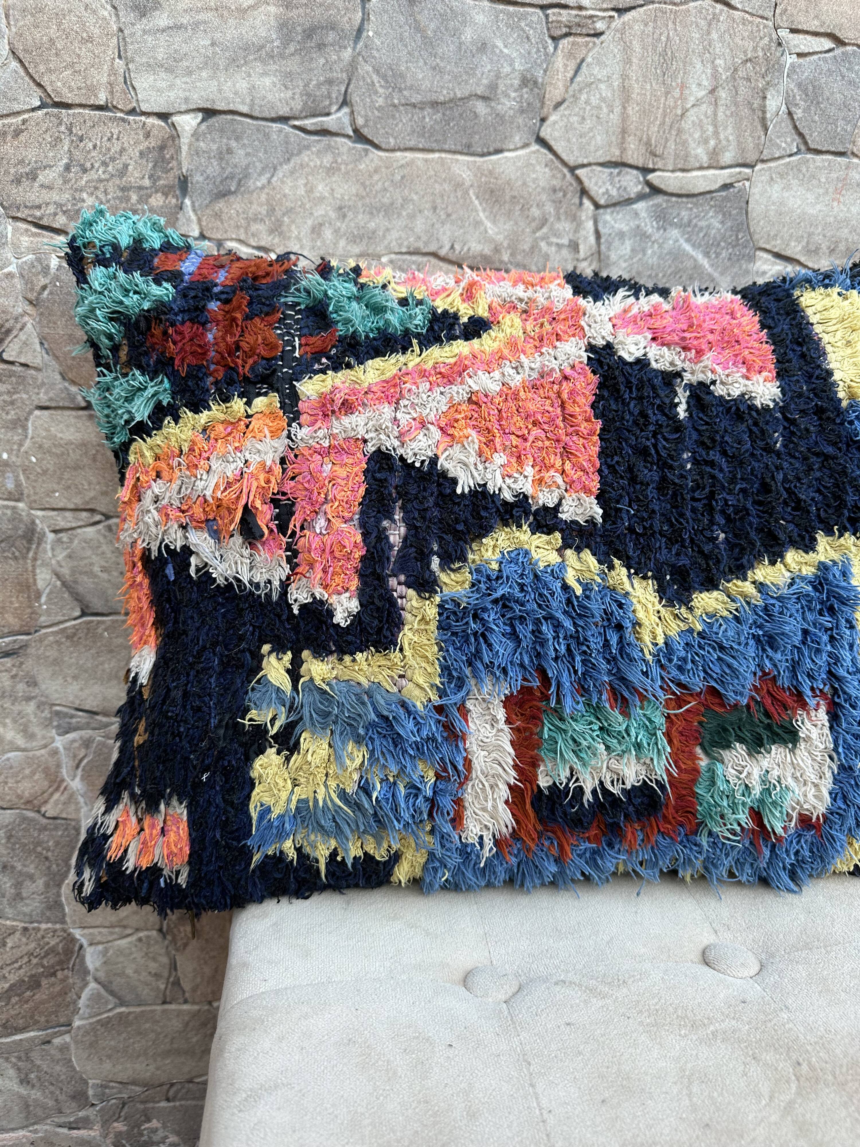 Magnifique coussin Kilim berbère vintage du Maroc