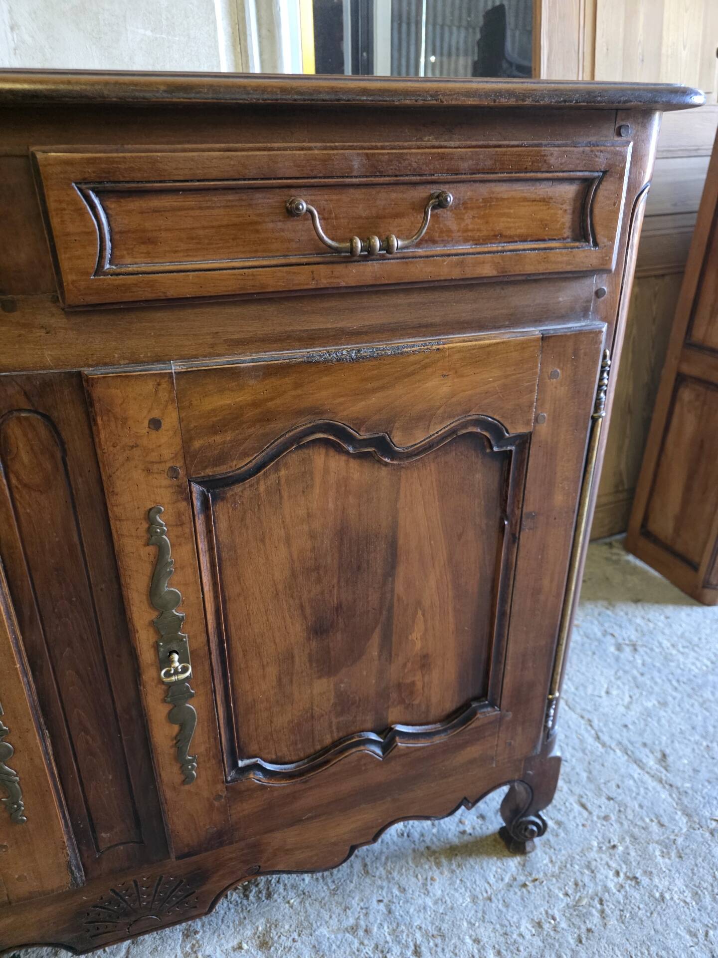 Buffet bas style Louis XV en merisier 