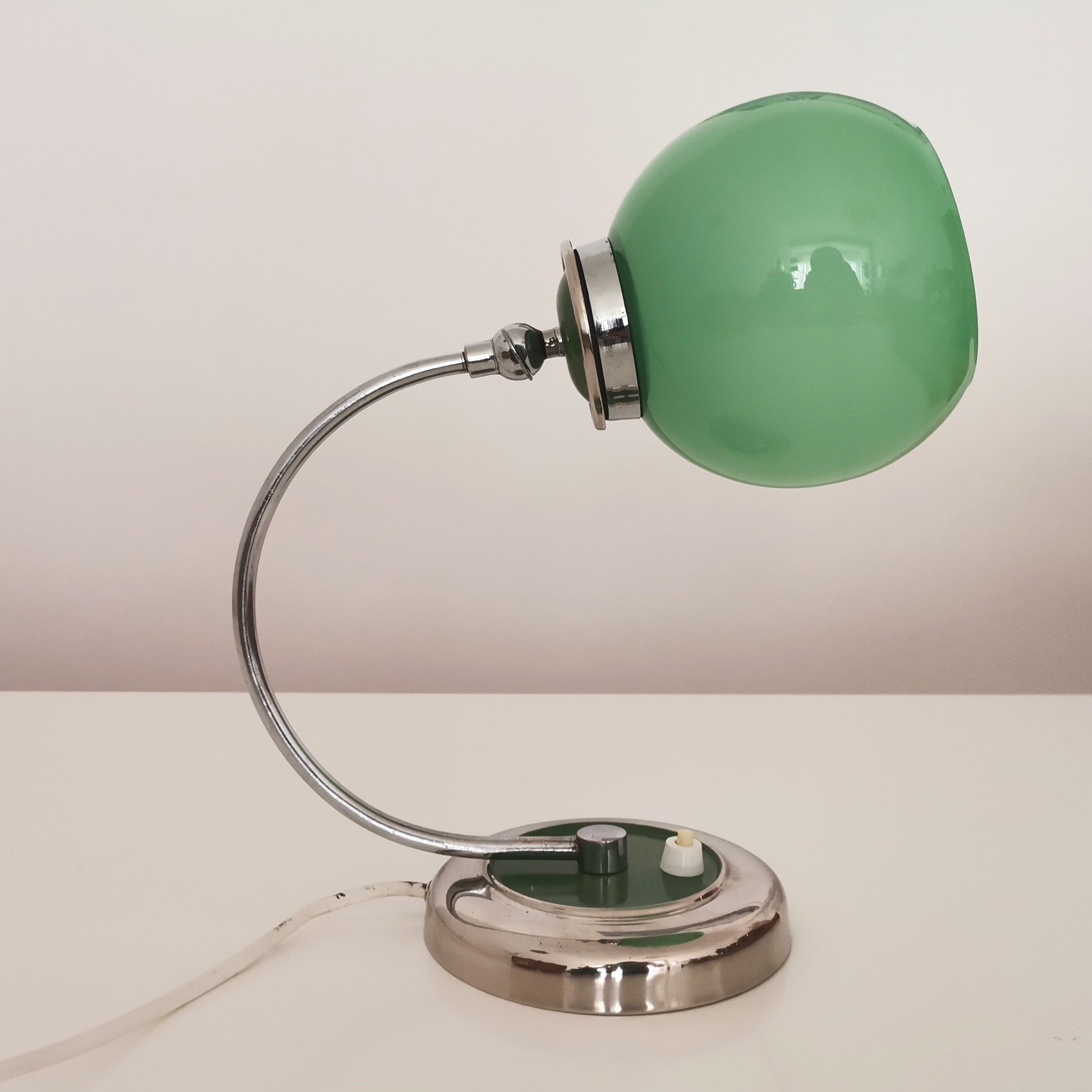 Lampe de table Bauhaus des années 1940 en verre vert moderne du milieu du siècle
