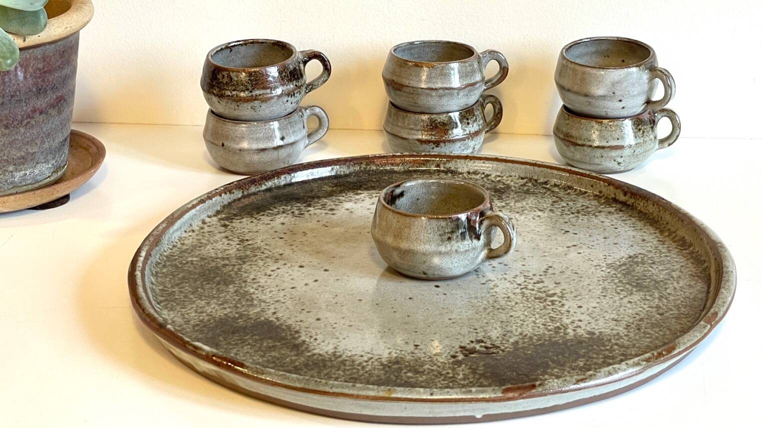 Enamelled stoneware tray and its 7 cups