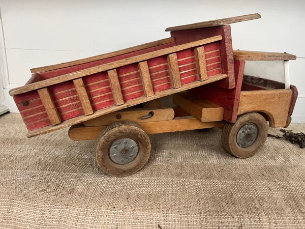 Jouet ancien : camion benne en bois Dejou
