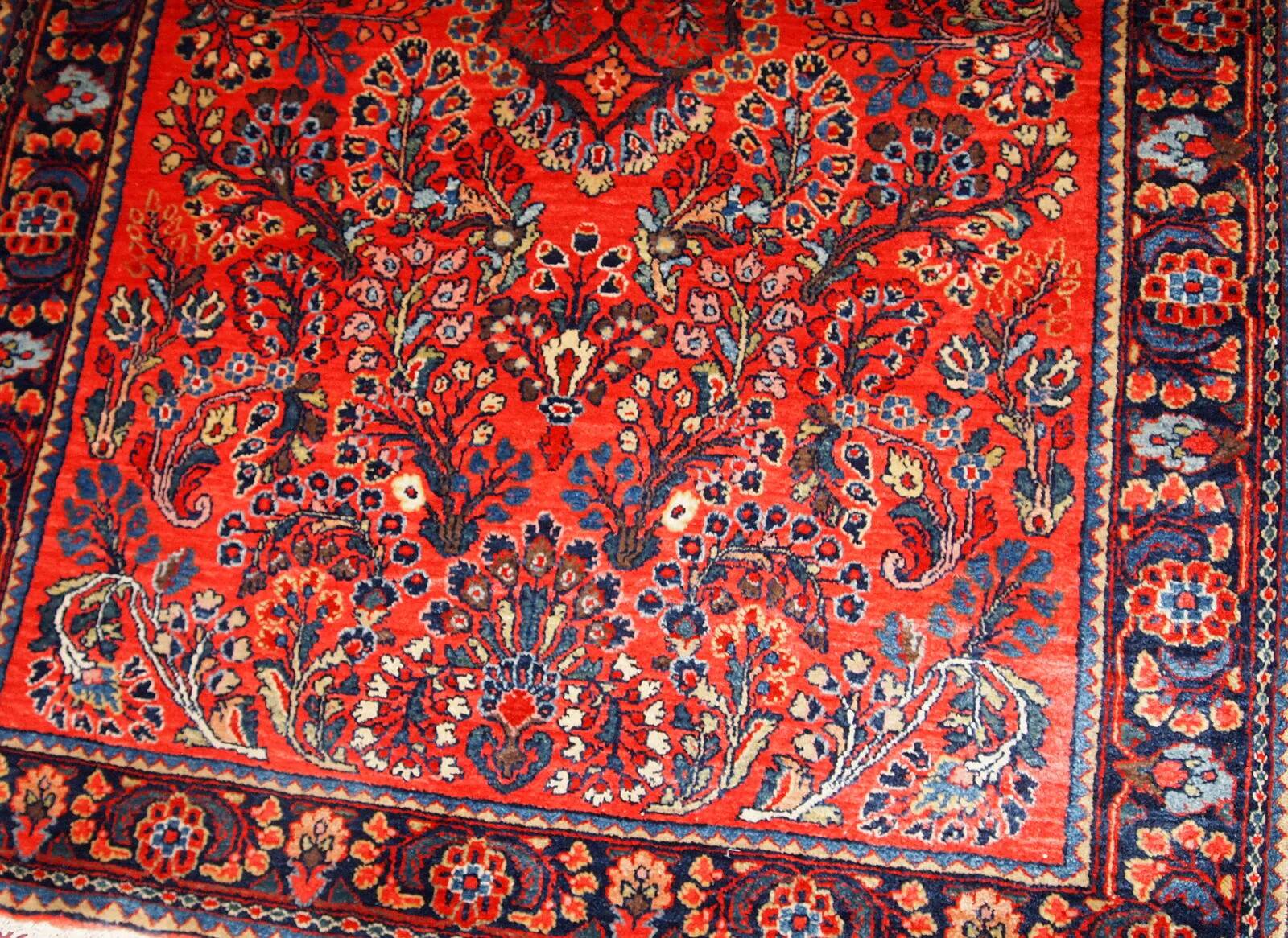 Handmade antique Persian Sarouk rug 3.2' x 5.2' (97cm x 158cm) 1920s