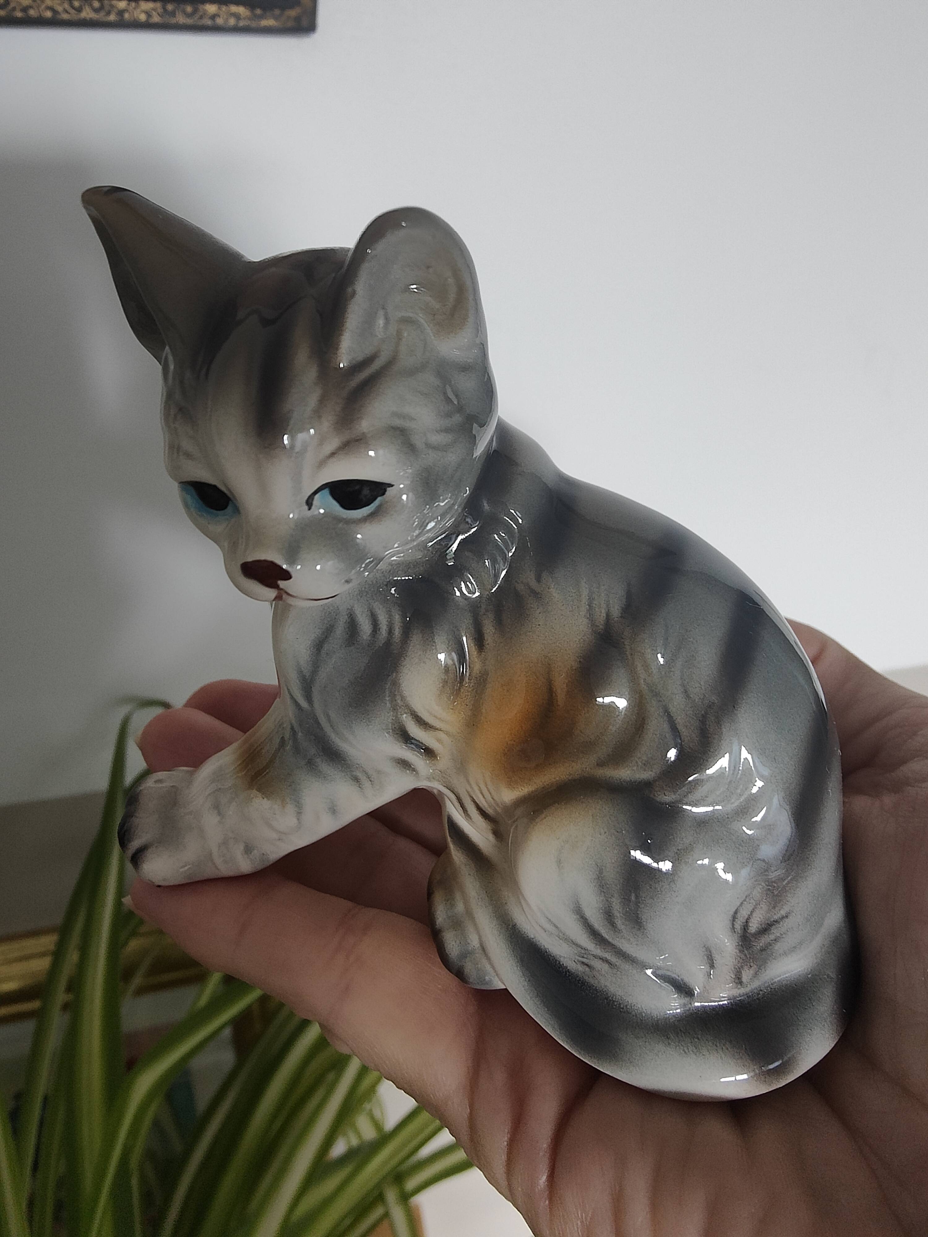 Figurine, Cat statuette, in old 20th century enameled ceramic. Animal figurine, vintage feline