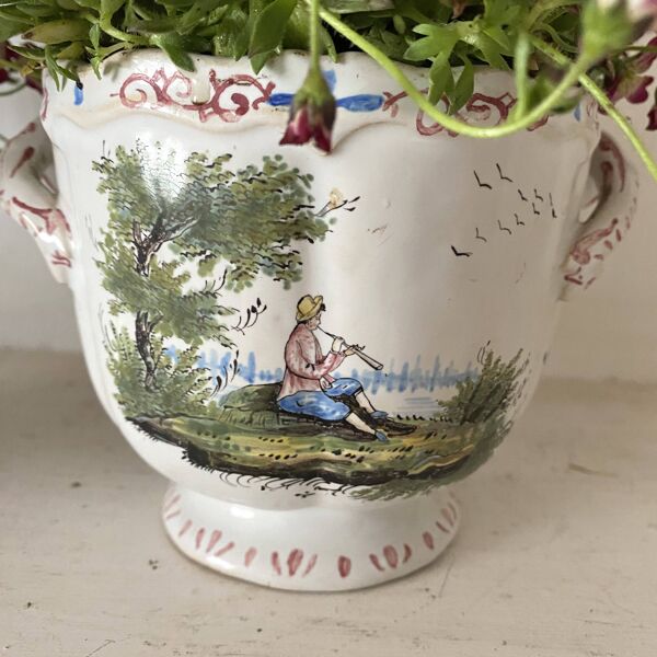 Paire de cache-pots anciens en faïence française , décor scènes champêtres