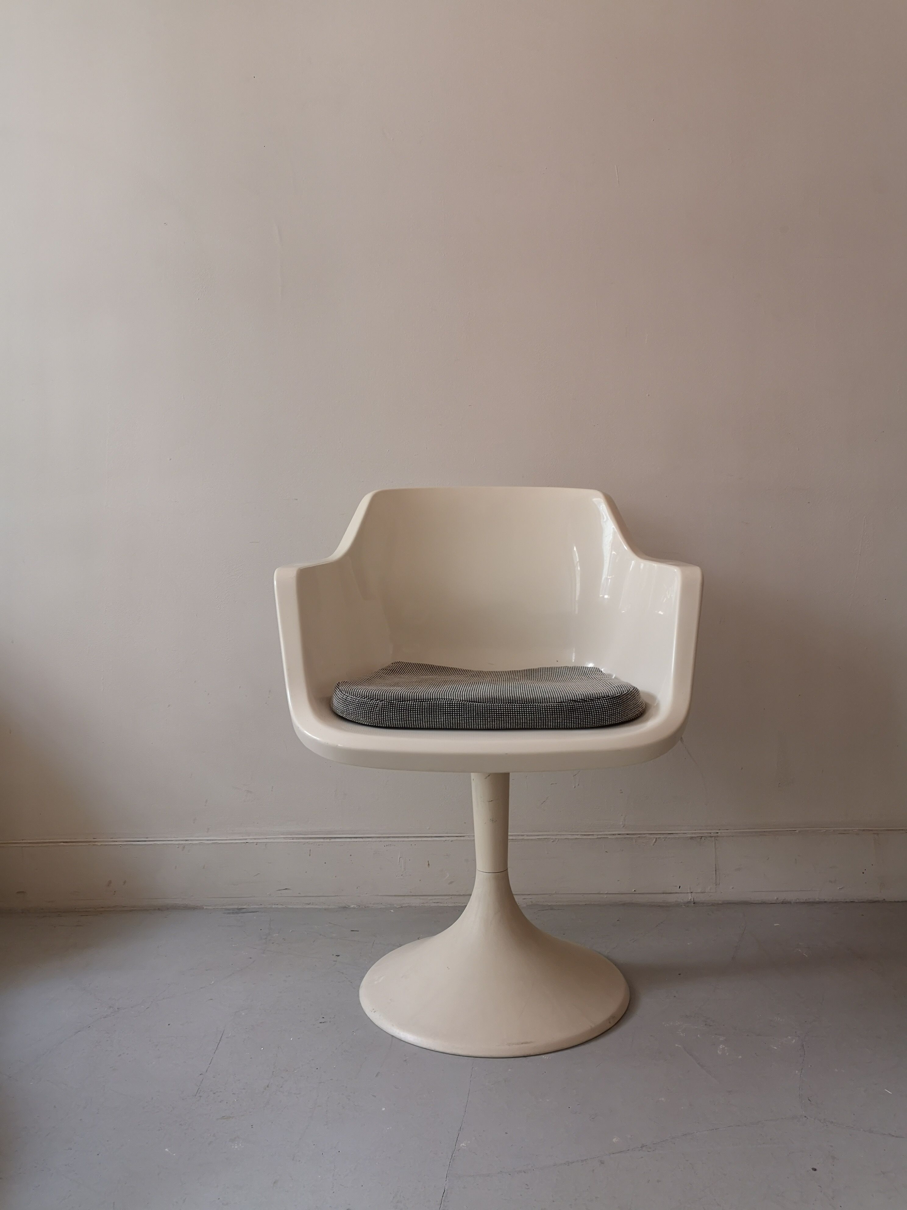 White swivel tulip chair, design 1970