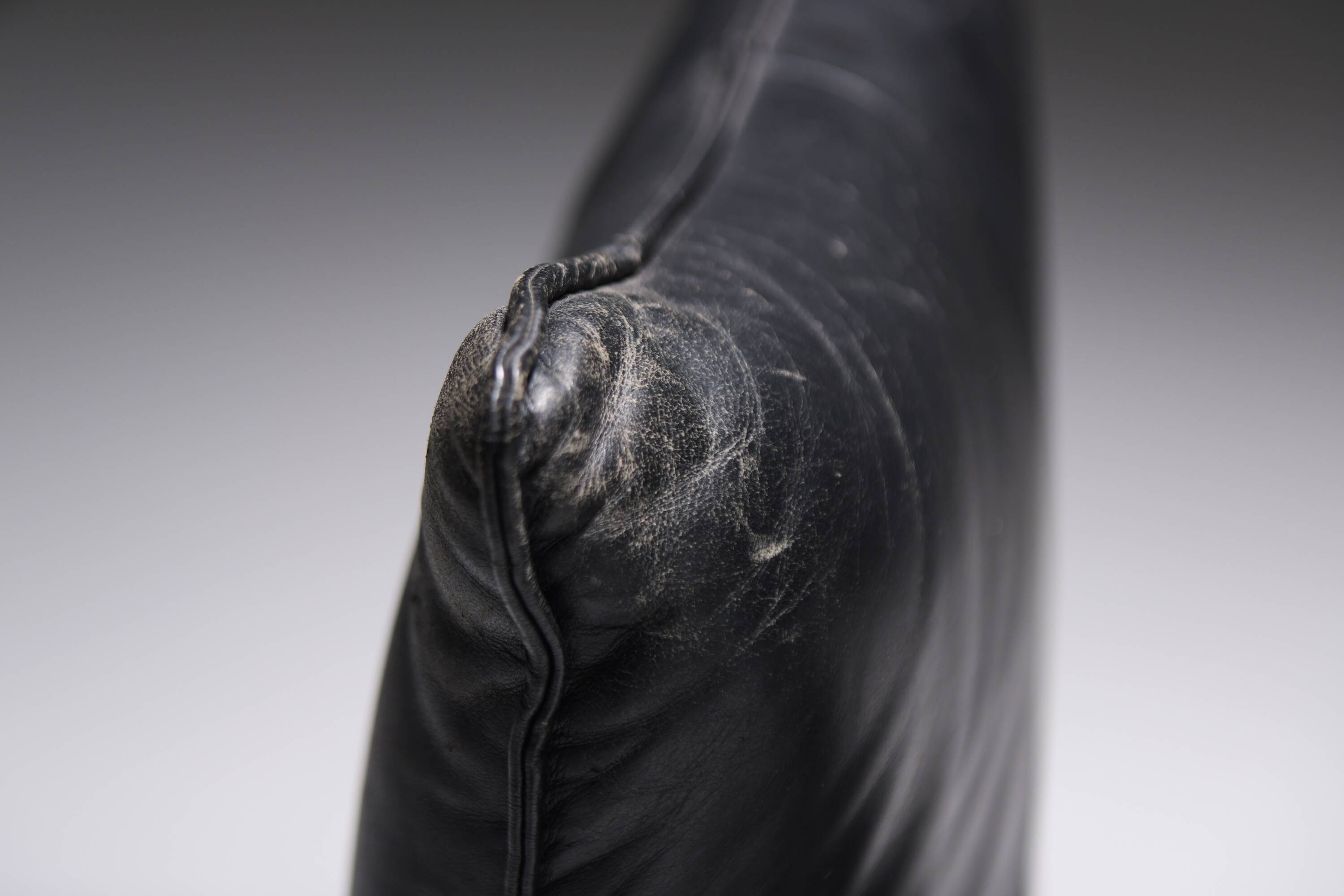 Stunning lounge chair The Rock in black leather by Gerard Van Den Berg - Montis