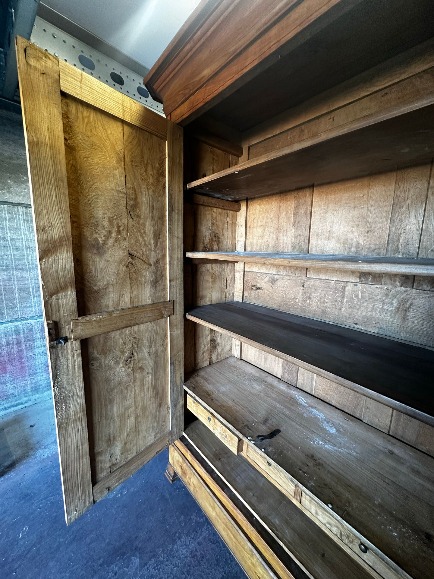 Armoire en orme massif d’époque Restauration, XIXe siècle