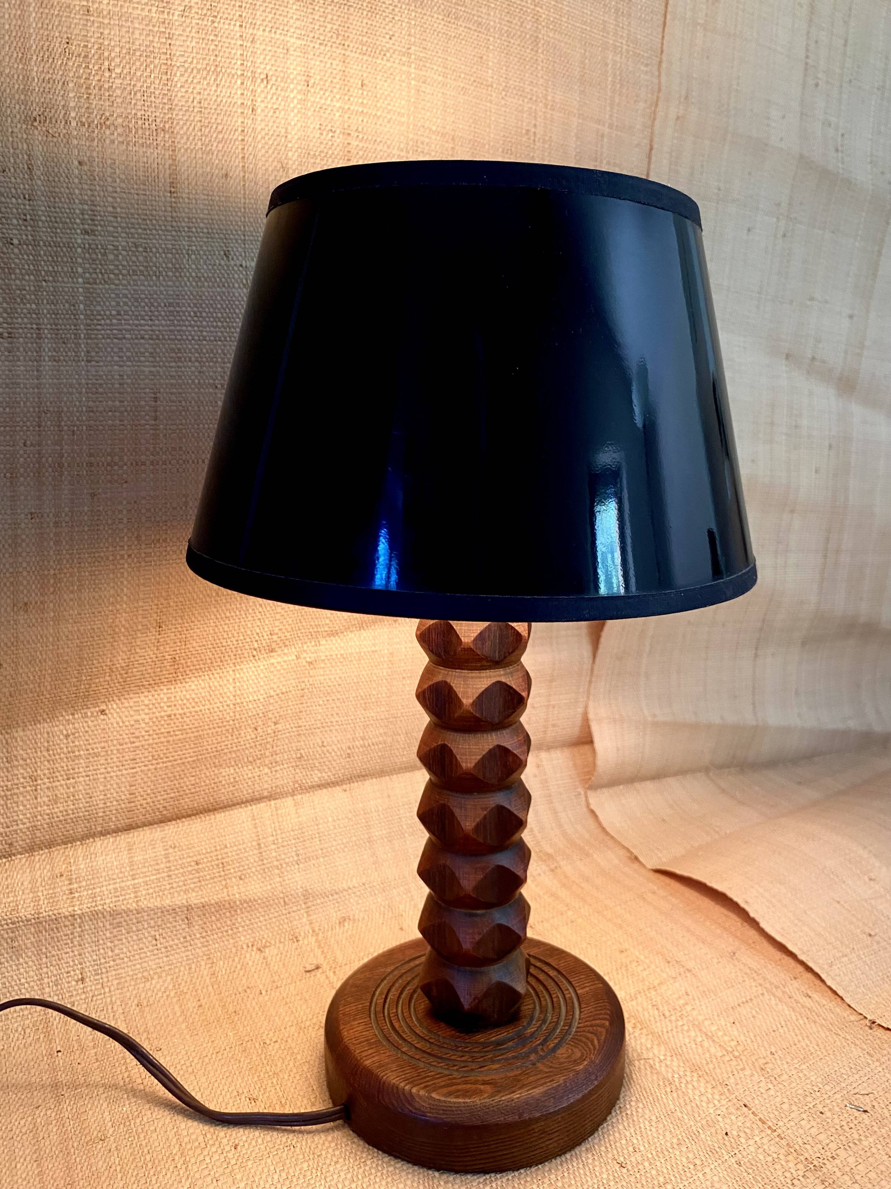 Lampe bois taillé, câble tissu neuf, abat-jour papier