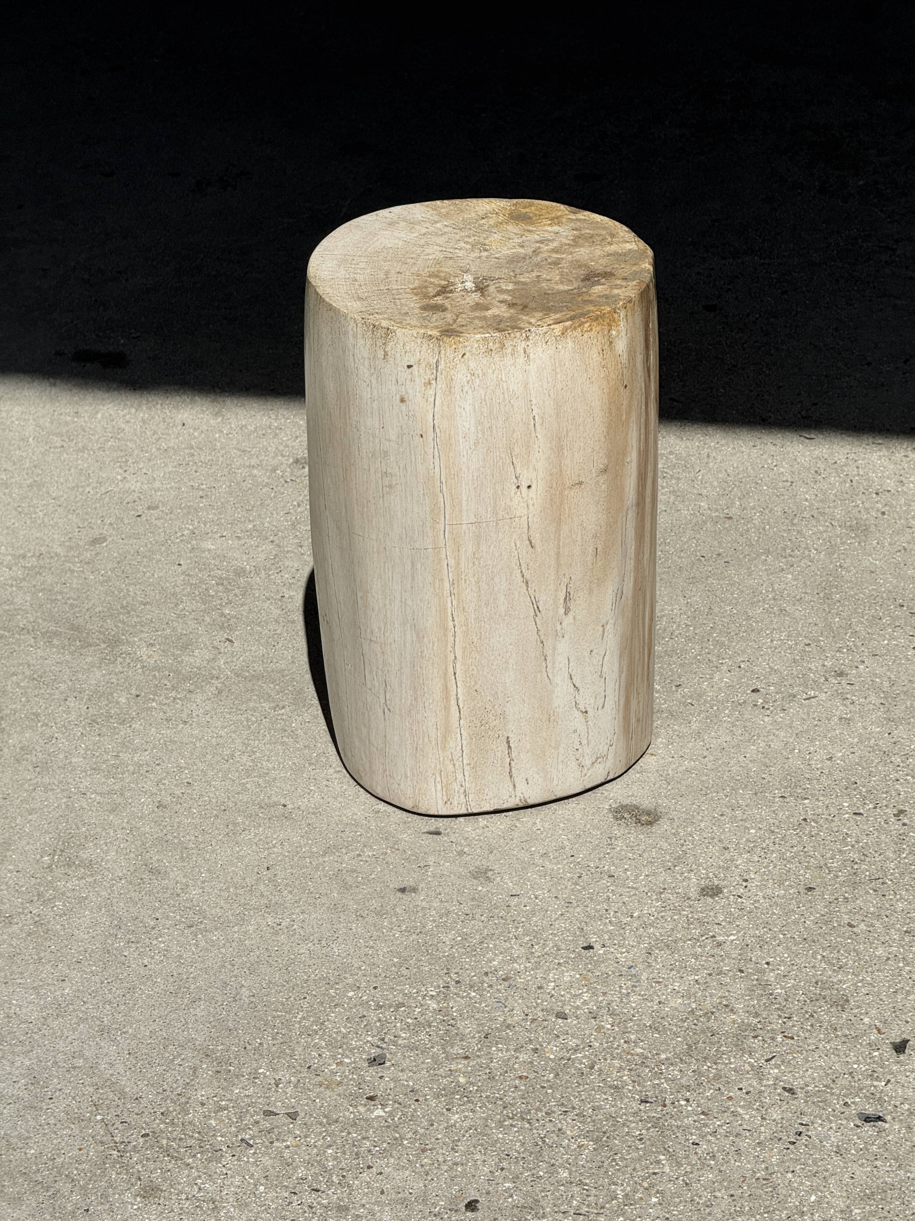 Small accent table in speckled white beige petrified wood H29 D18 - 3327