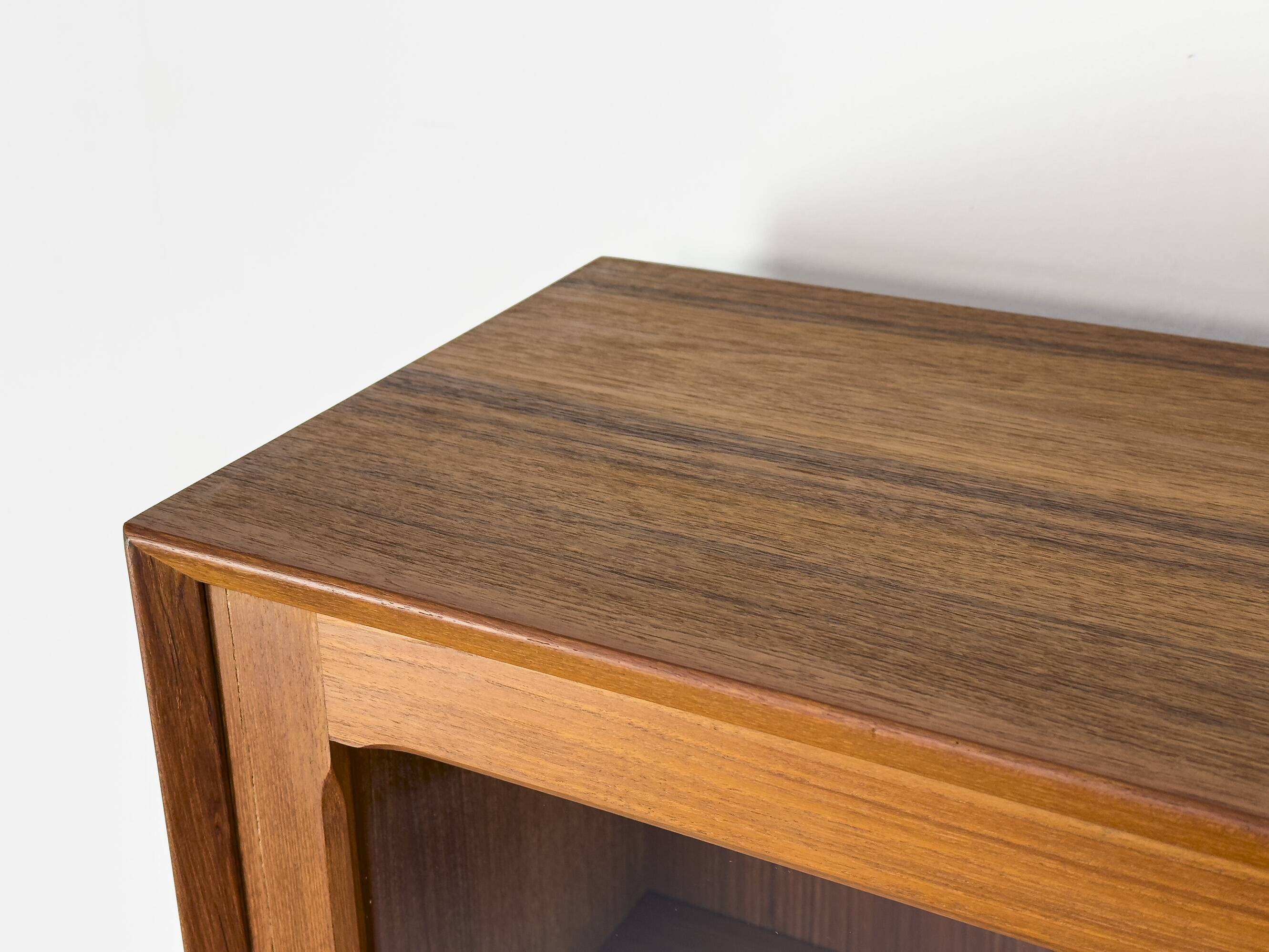 Buffet en teck avec portes en verre par Brouer Møbler, années 1960.