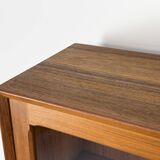 Buffet en teck avec portes en verre par Brouer Møbler, années 1960.