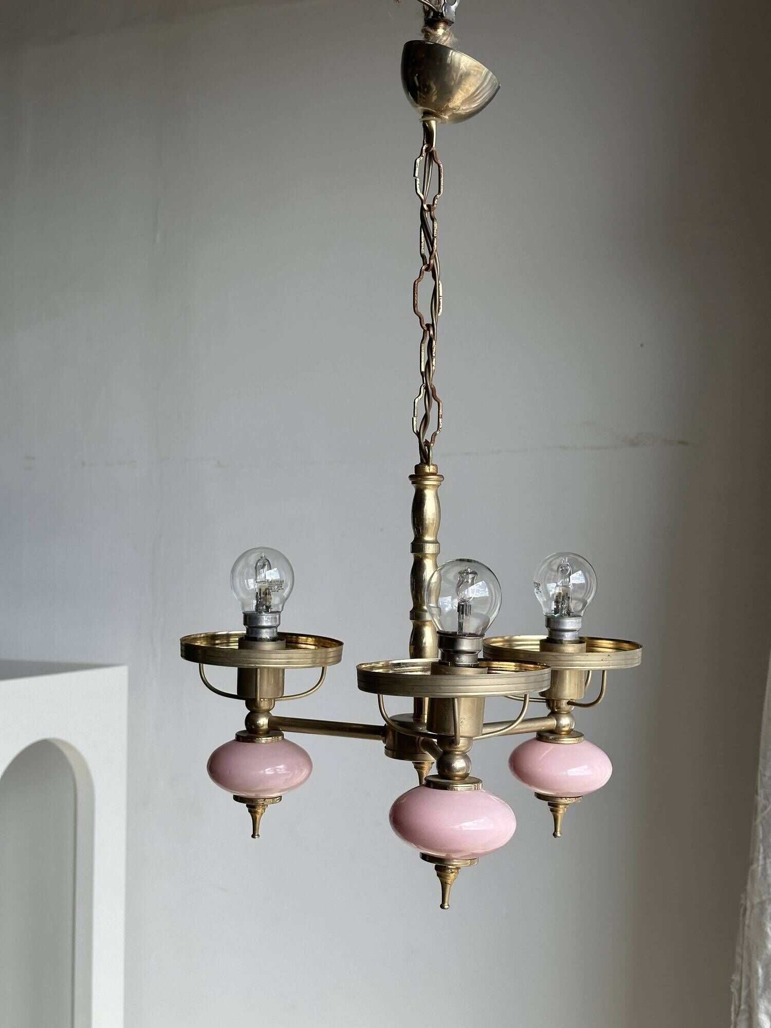 Petit lustre rose et doré à 3 bras de lumières