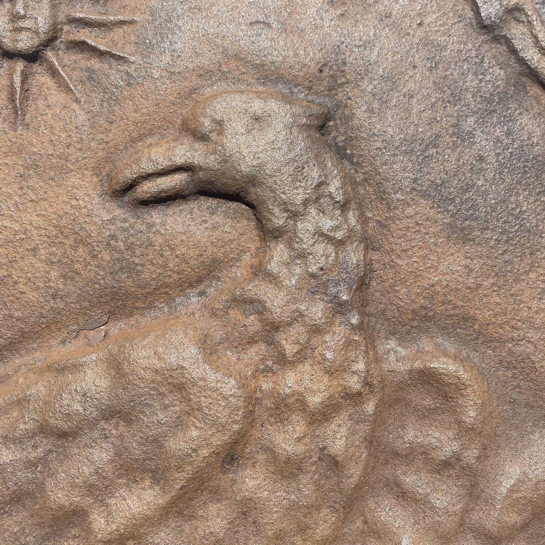 Ancienne plaque de cheminée en fonte ,décor aigle et soleil, 47 × 47 cm