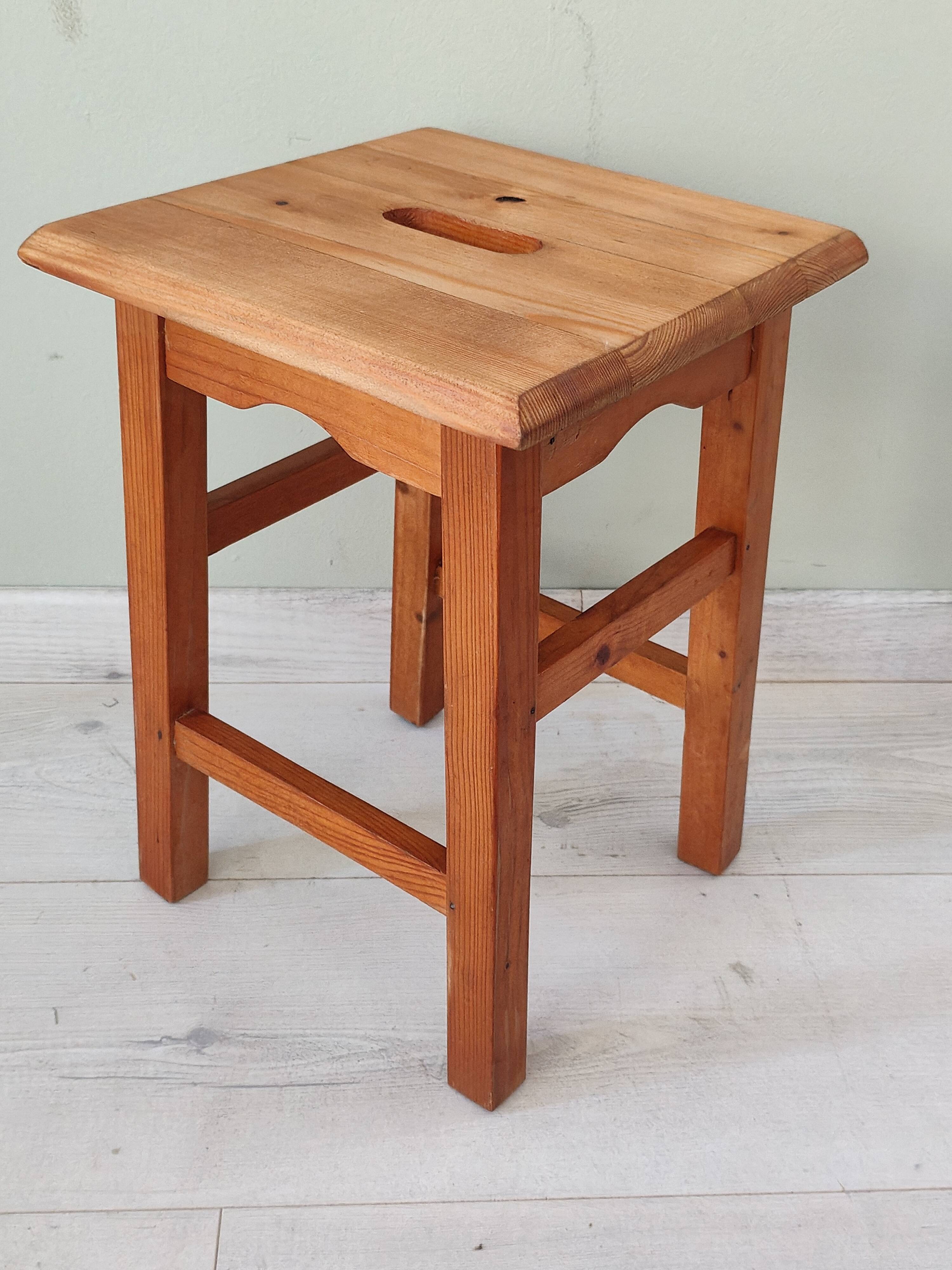Rustic stool in solid pine