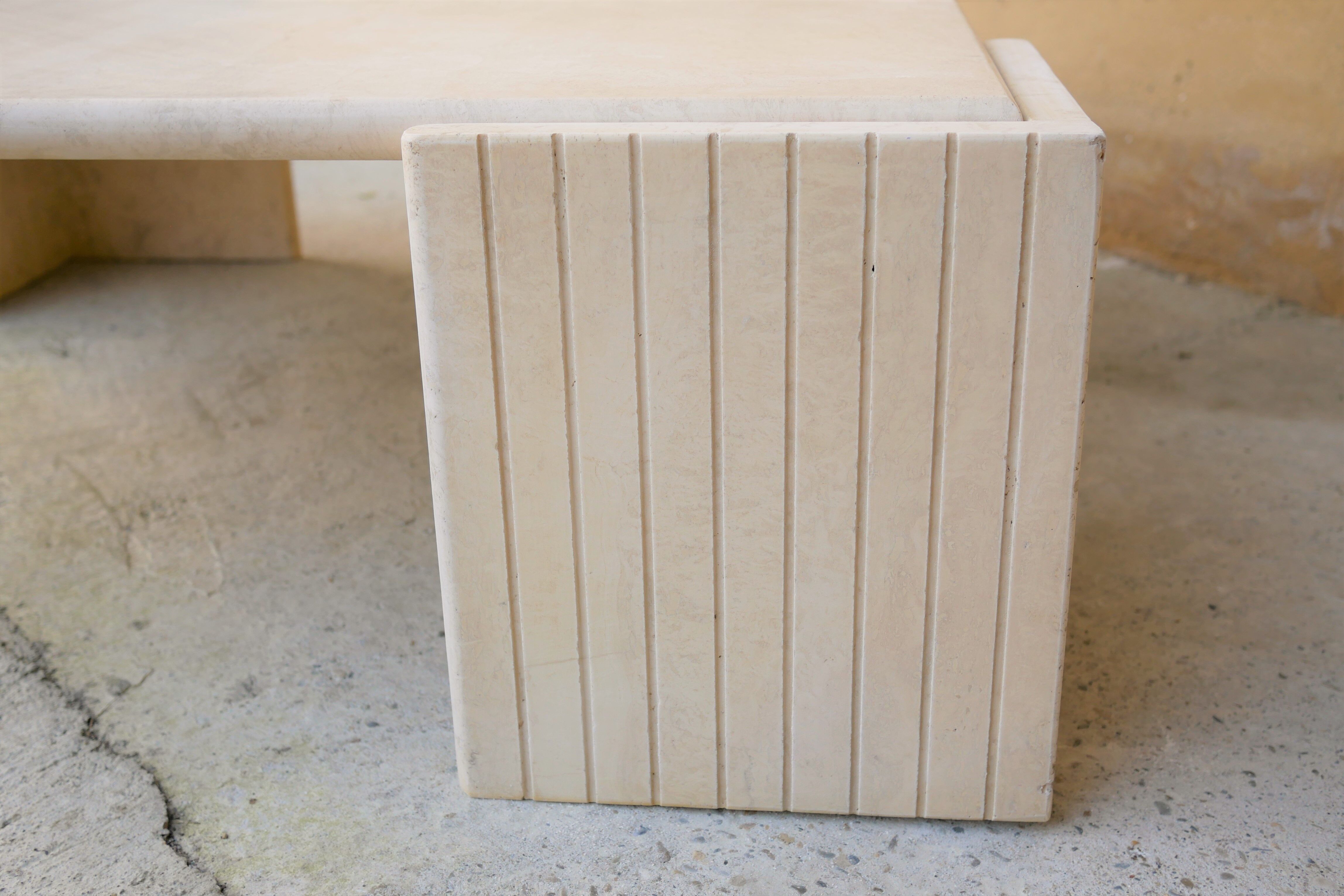 Table basse vintage en travertin par les éditions Roche Bobois