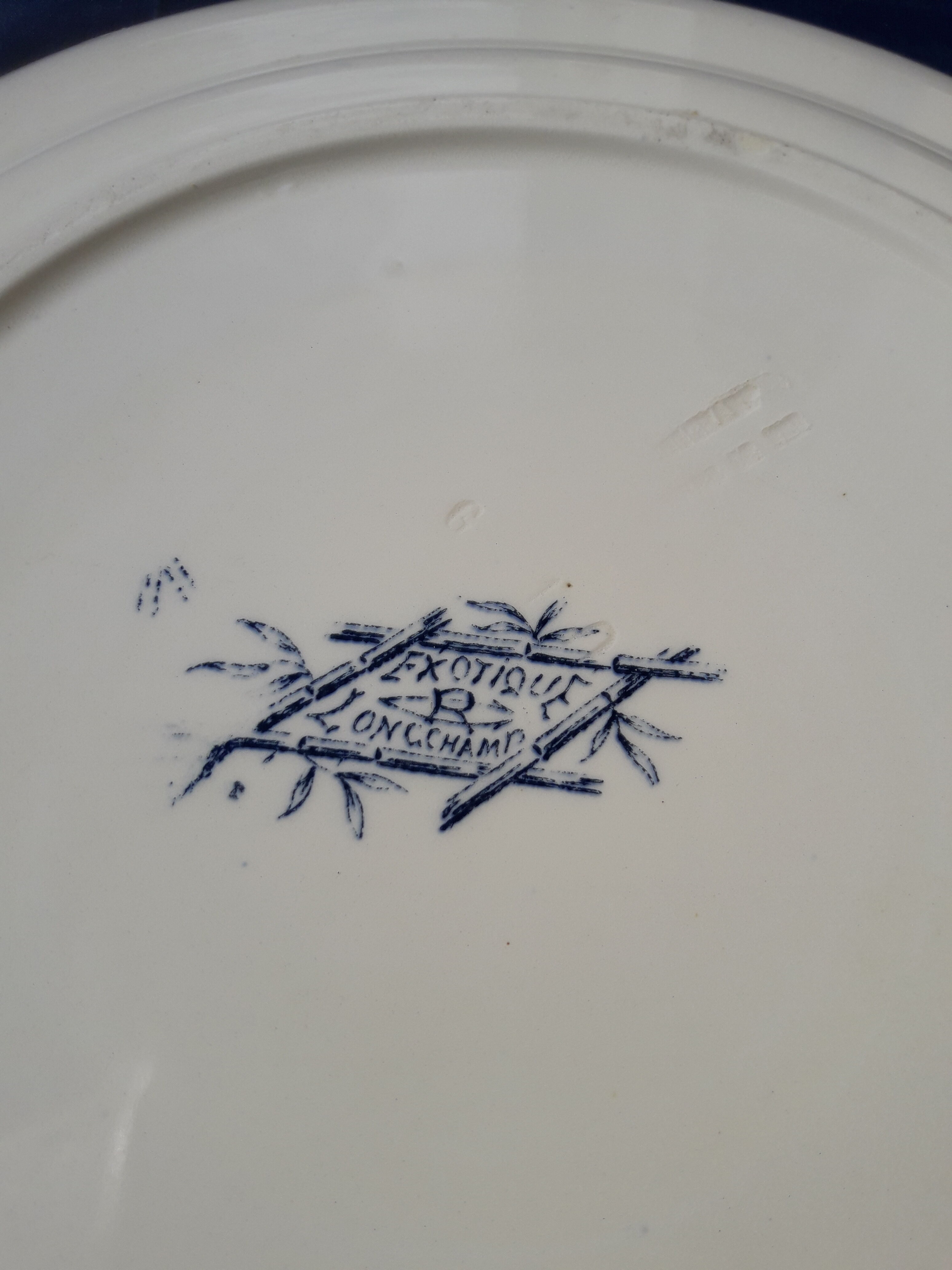 Plat rond en faïence de Longchamp modèle exotique diam 29,5 cm début XXème