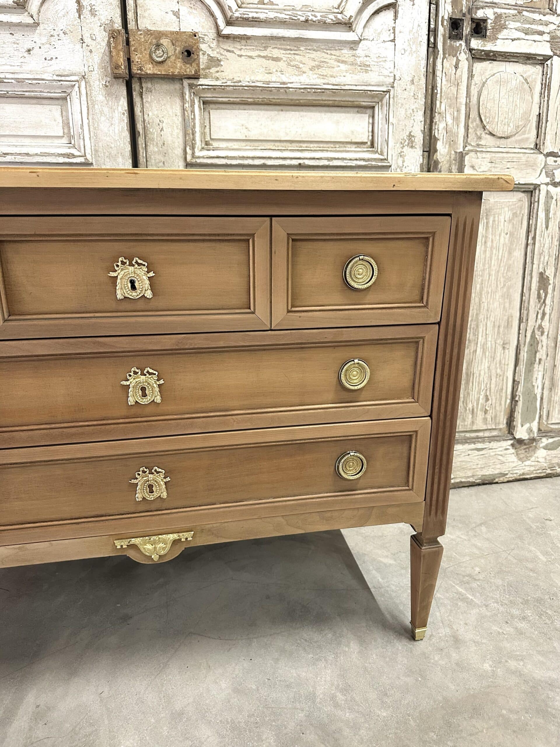 Commode Louis XVI en merisier clair vers 1970