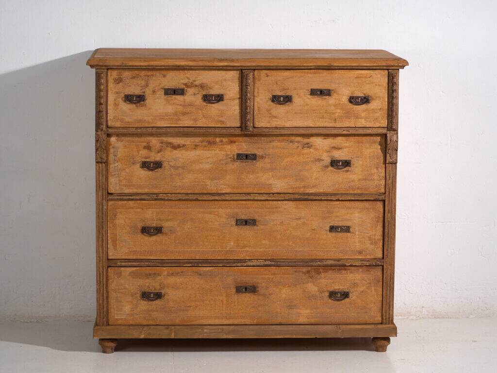 Commode ancienne en pin décapé – Meuble rustique européen primitif – circa