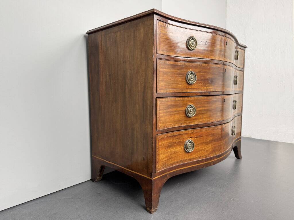 Antique Georg III mahogany serpentine chest of drawers, England, 1780s
