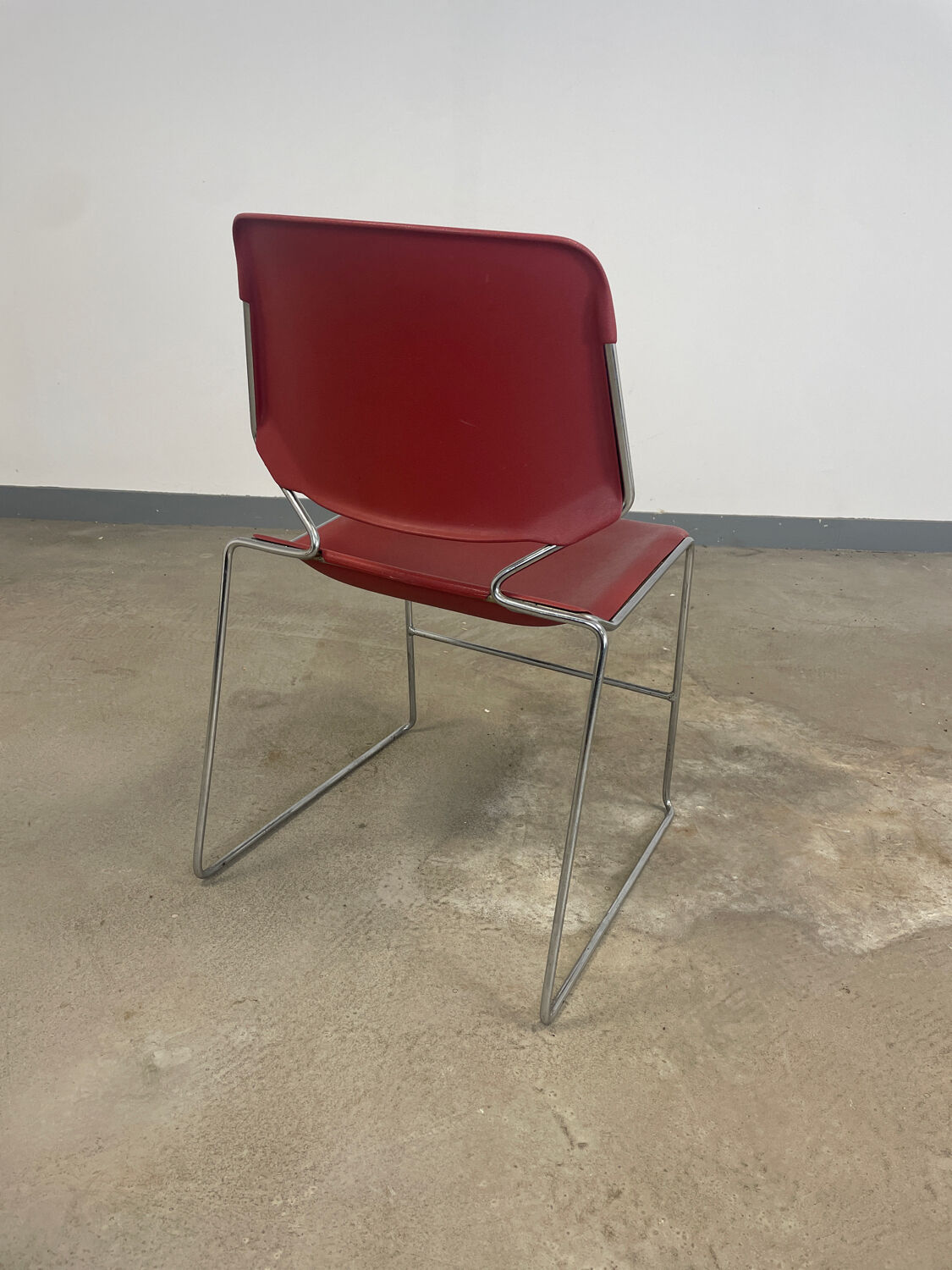 Lot de 24 chaises empilables Matrix Bordeaux, années 70, USA