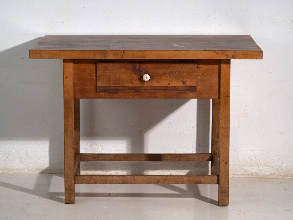 Table de cuisine ancienne en bois massif – Europe centrale, vers 1920