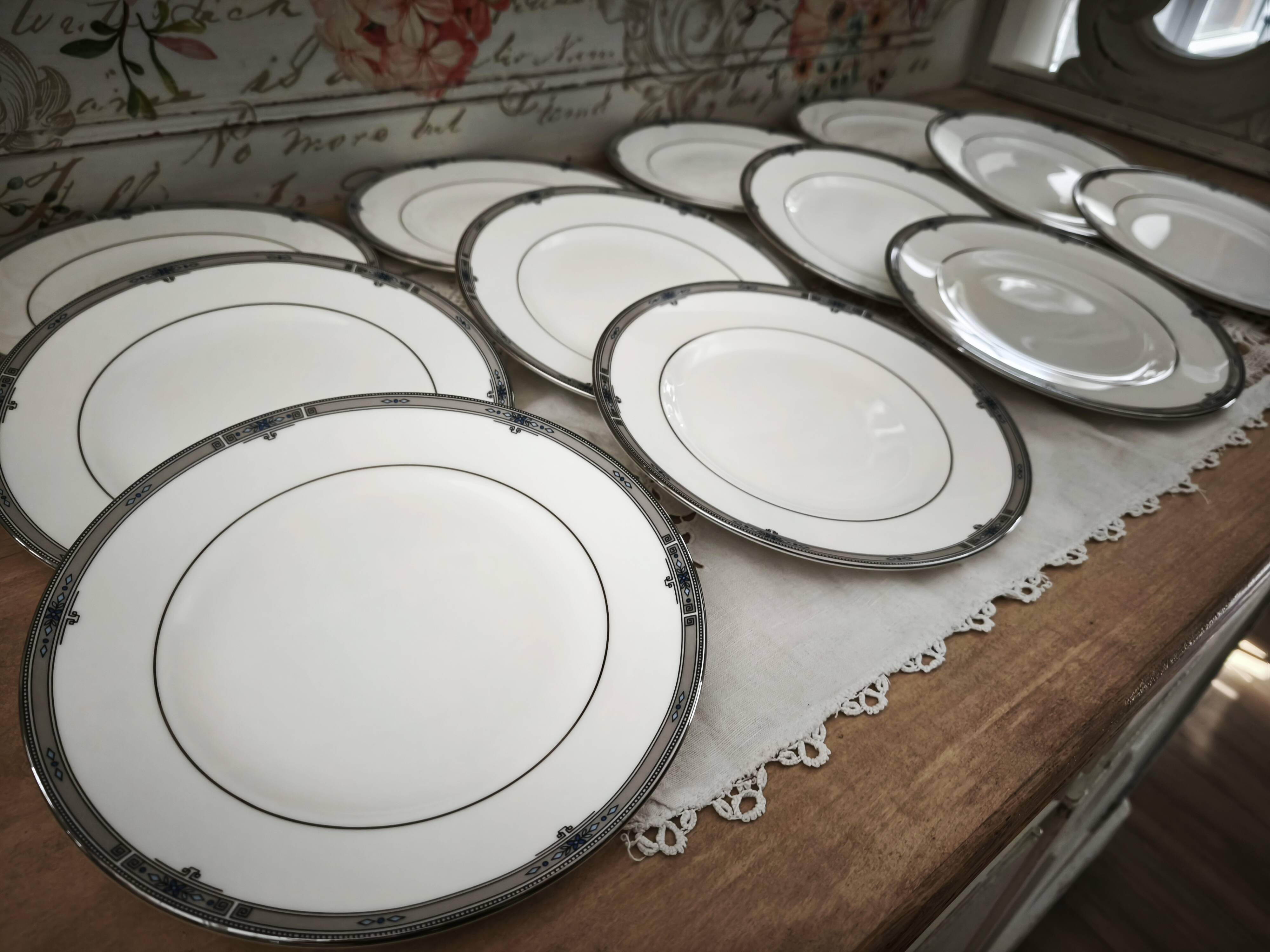 Set of 12 dessert plates English porcelain Wedgwood model Amherst