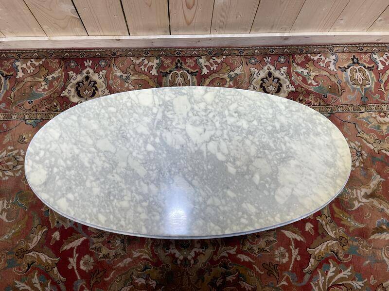 Table basse ovale de style Louis XVIen laiton et marbre