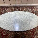 Table basse ovale de style Louis XVIen laiton et marbre