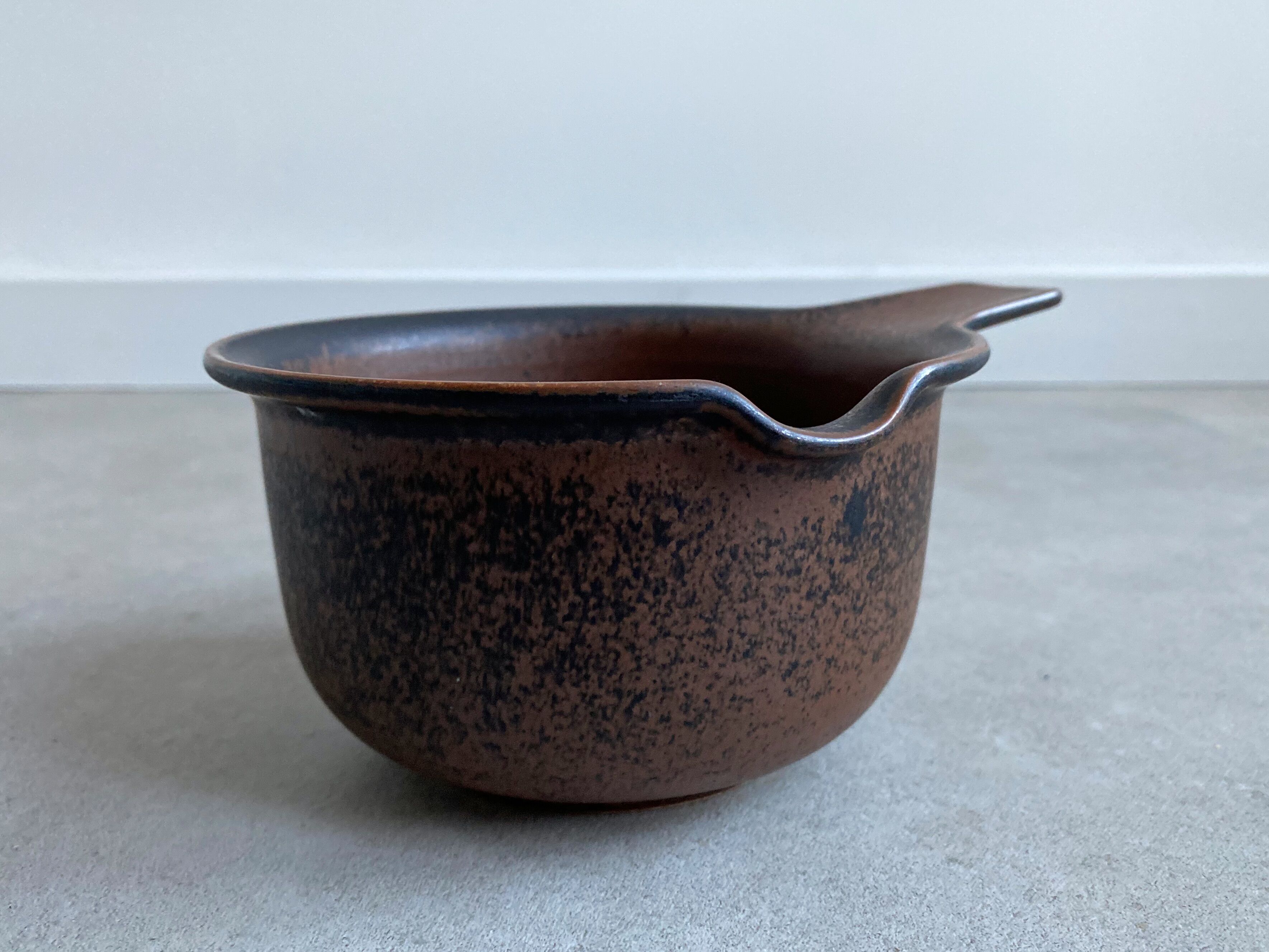 Vintage Arabia Ruska Bowl with handle, sauciere, Ulla Procopé, Finland, brown Scandinavian ceramics