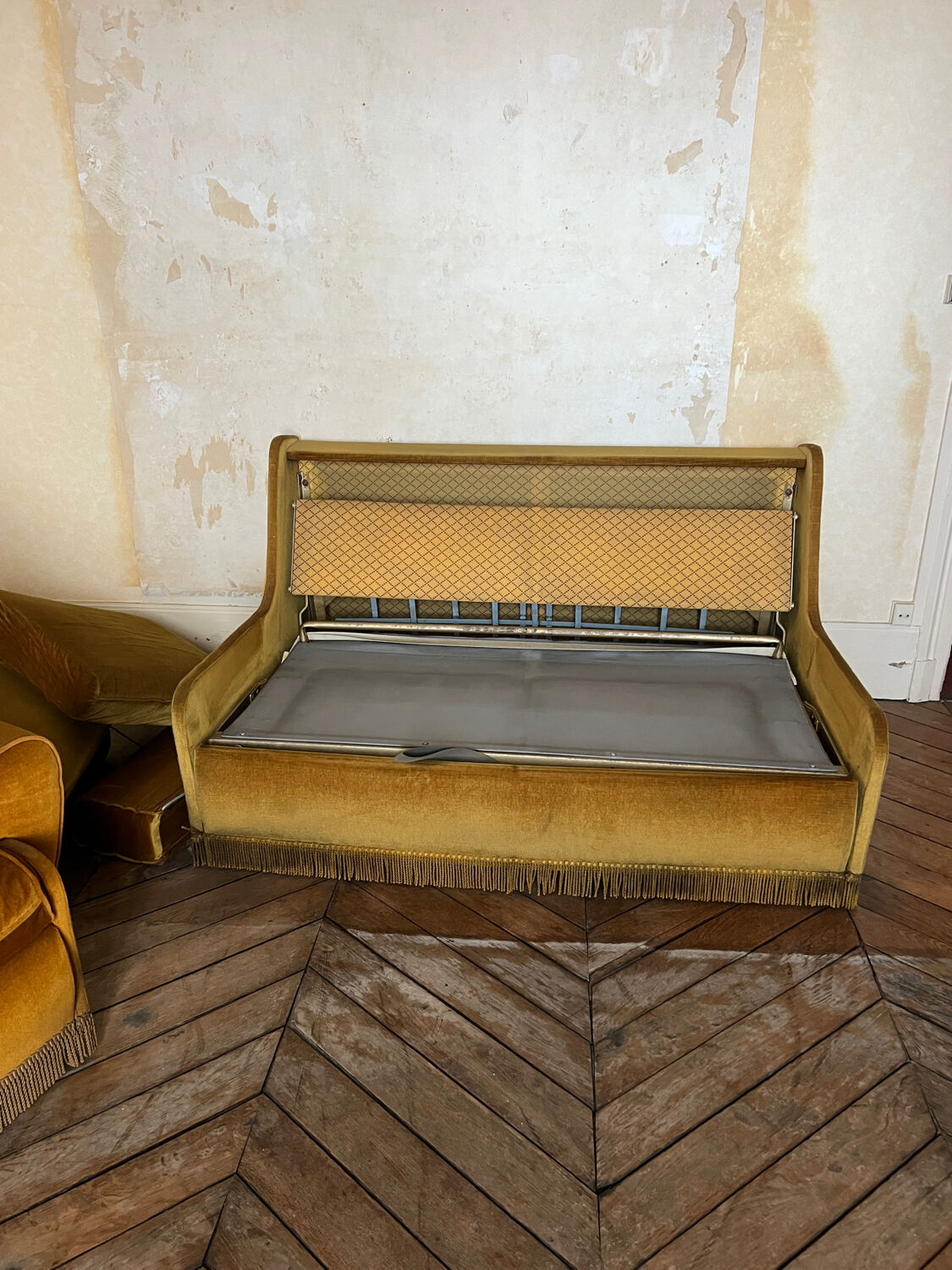 Vintage toad sofa