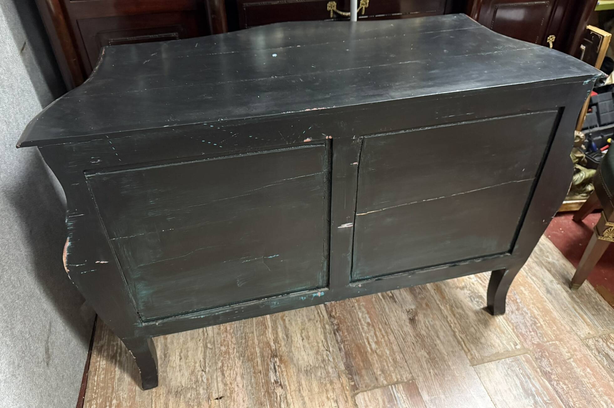 Curved Louis XV Baroque style chest of drawers in lacquered wood