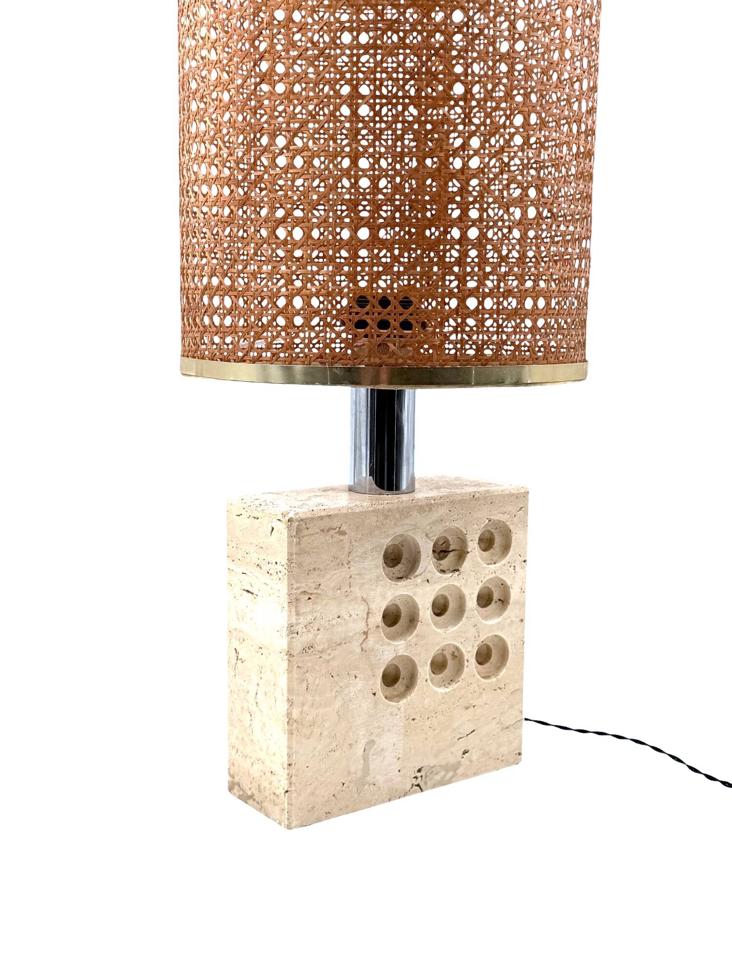 Lampe de table brutaliste en travertin, attribuée à Enzo Mari, Italie, années 1970